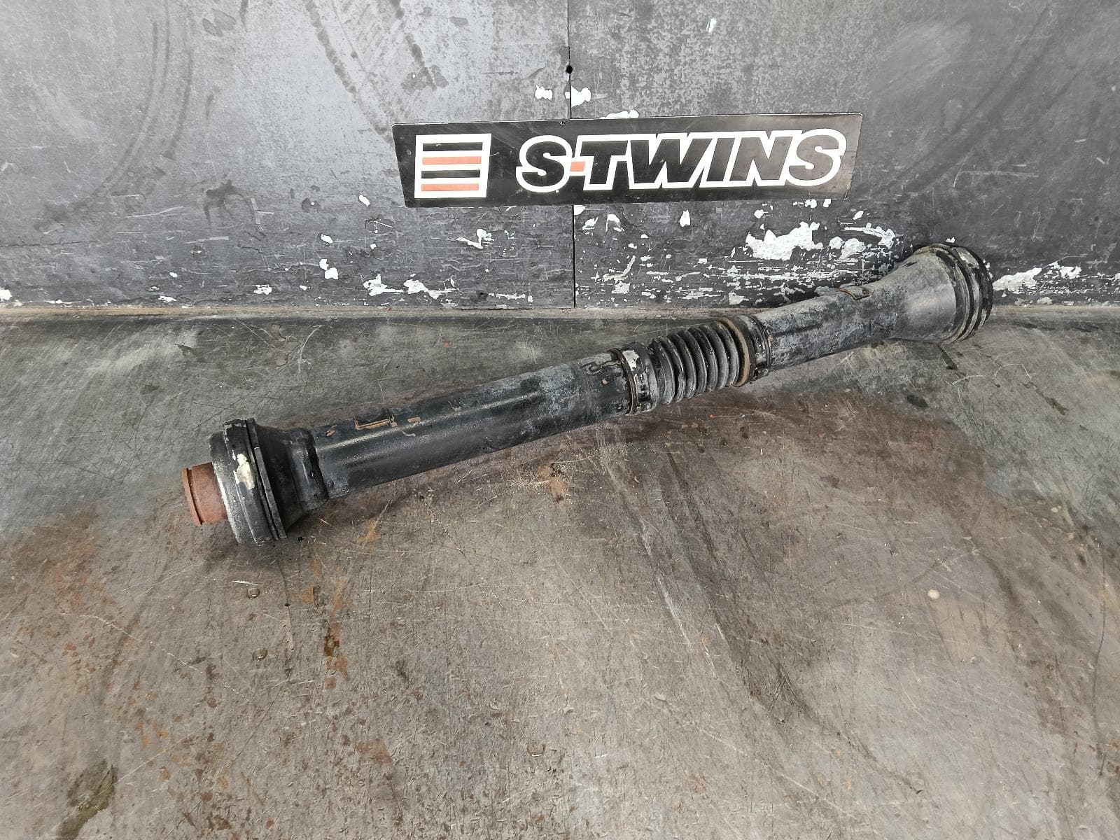 Used auto part listing image: 2017 VOLKSWAGEN AMAROK FRONT PROP SHAFT DUAL CAB, AUTO T/M, 4WD, 2H, 10/10-09/22 0000402230
