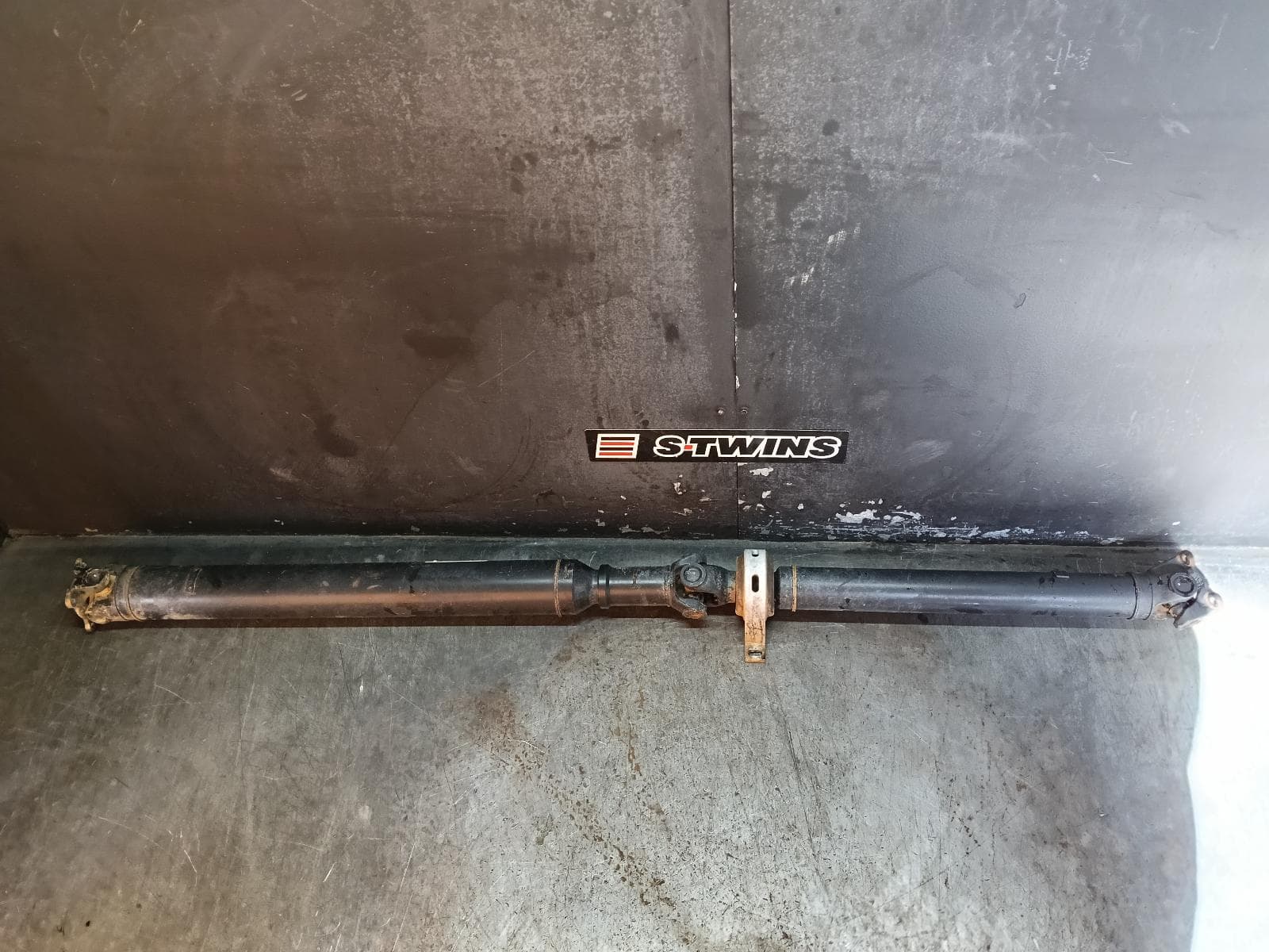 Used auto part listing image: 2017 VOLKSWAGEN AMAROK REAR PROP SHAFT AUTO/MANUAL T/M, 4WD, 1690mm, 2H, 10/10-09/22 0000402195