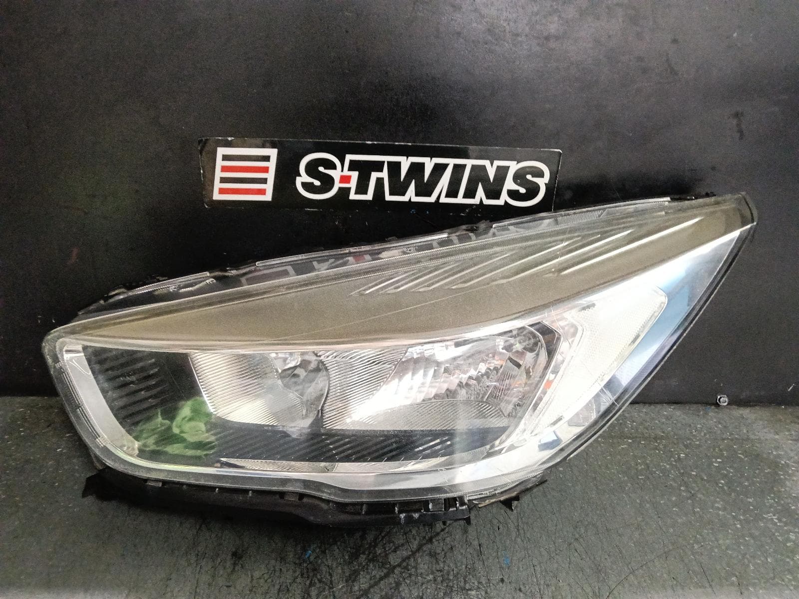 Used auto part listing image: 2018 FORD ESCAPE LEFT HEADLAMP ZG, AMBIENTE/TREND, HALOGEN TYPE, CLEAR SIDE MARKER TYPE, 09/16-05/20 0000396792
