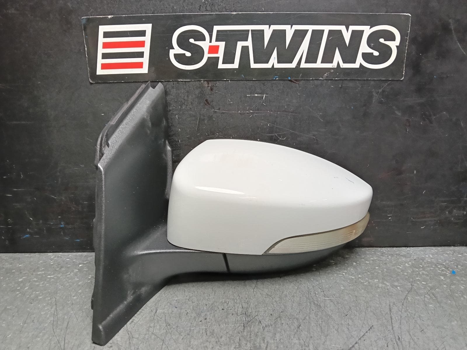 Used auto part listing image: 2018 FORD ESCAPE LEFT DOOR MIRROR ZG, POWER FOLDING & W/ BLIND SPOT TYPE, 09/16-05/20 0000396793
