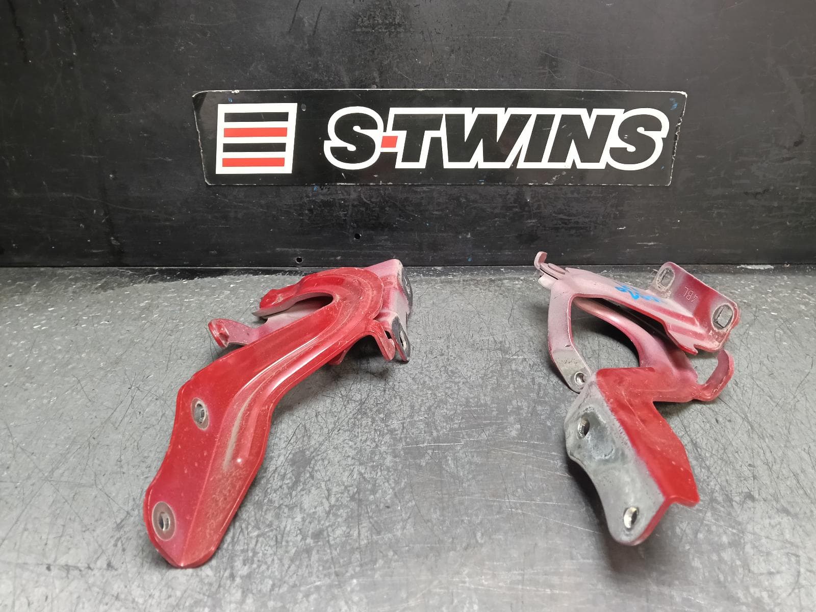 Used auto part listing image: 2015 NISSAN XTRAIL BONNET HINGE STRUT HINGE (PAIR), T32, 02/14-07/22 0000412206
