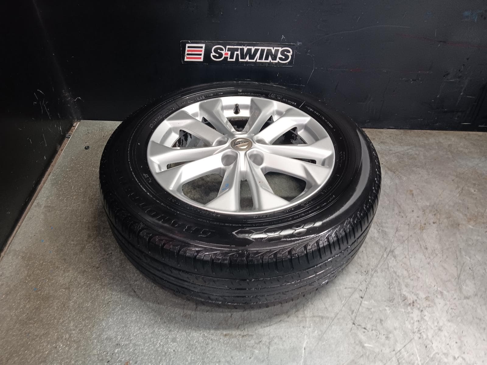 Used auto part listing image: 2015 NISSAN XTRAIL WHEEL MAG FACTORY, 5 V SPOKE, 17X7.0IN, T32, 02/14-01/17 0000411883