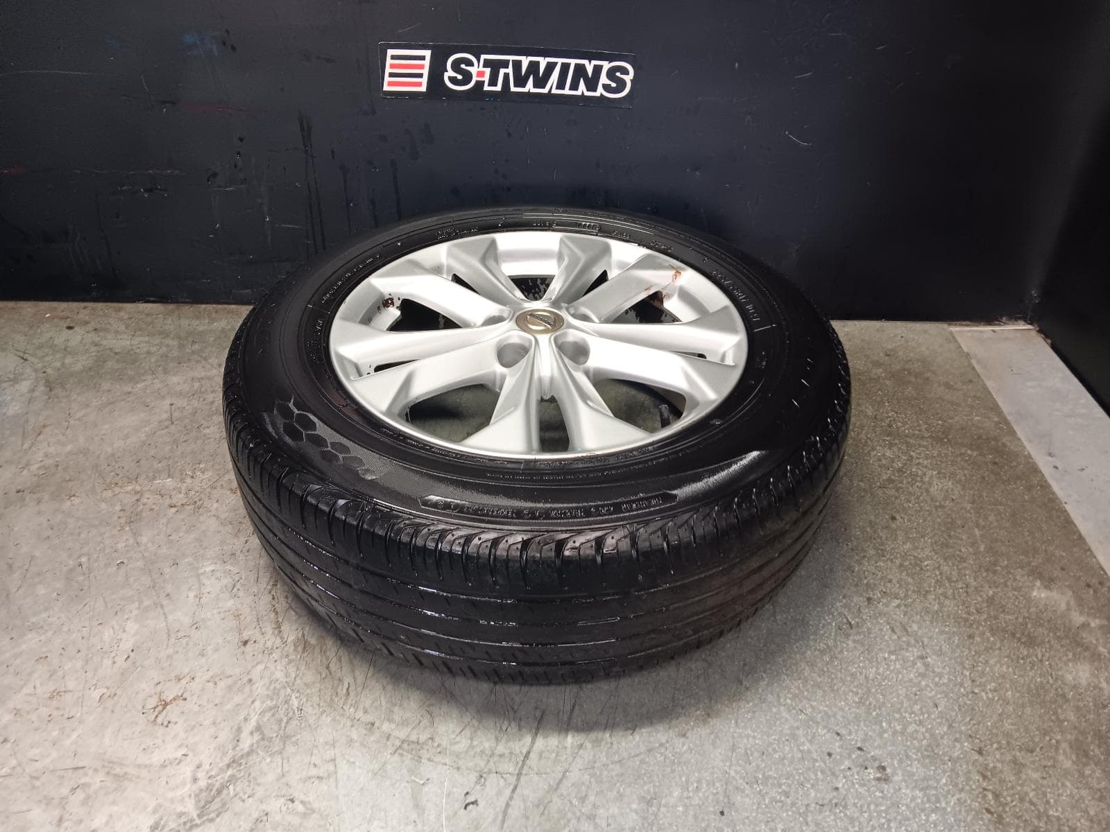 Used auto part listing image: 2015 NISSAN XTRAIL WHEEL MAG FACTORY, 5 V SPOKE, 17X7.0IN, T32, 02/14-01/17 0000411884