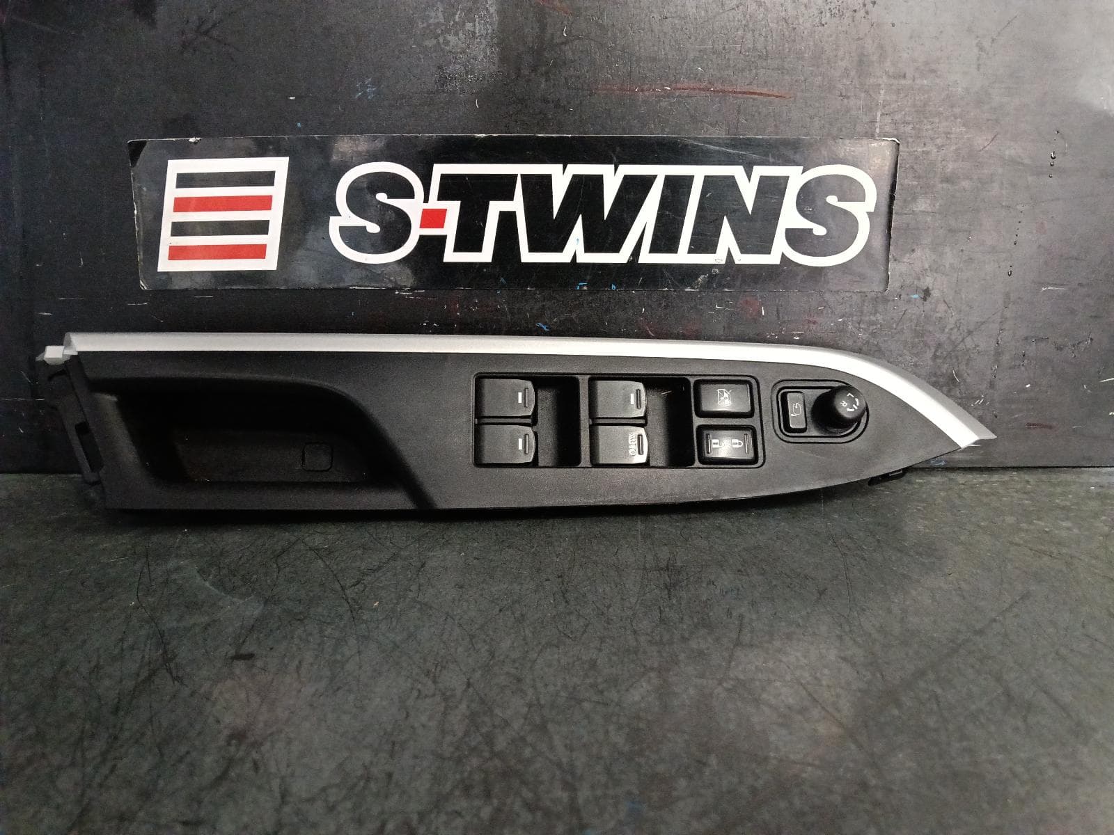 Used auto part listing image: 2017 SUZUKI VITARA PWR DR WIND SWITCH RH FRONT (MASTER SWITCH), W/ POWER FOLD TYPE, VITARA, LY (VIN TSM), 06/15- 0000393144