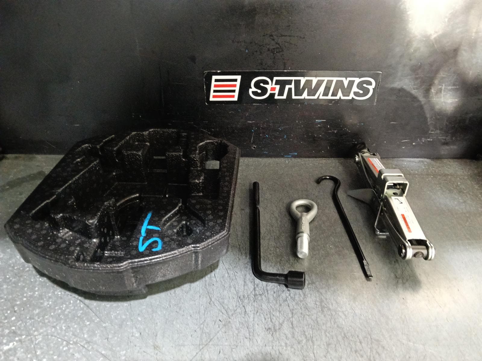 Used auto part listing image: 2017 SUZUKI VITARA JACK TOOL KIT VITARA, LY (VIN TSM), 06/15- 0000393158