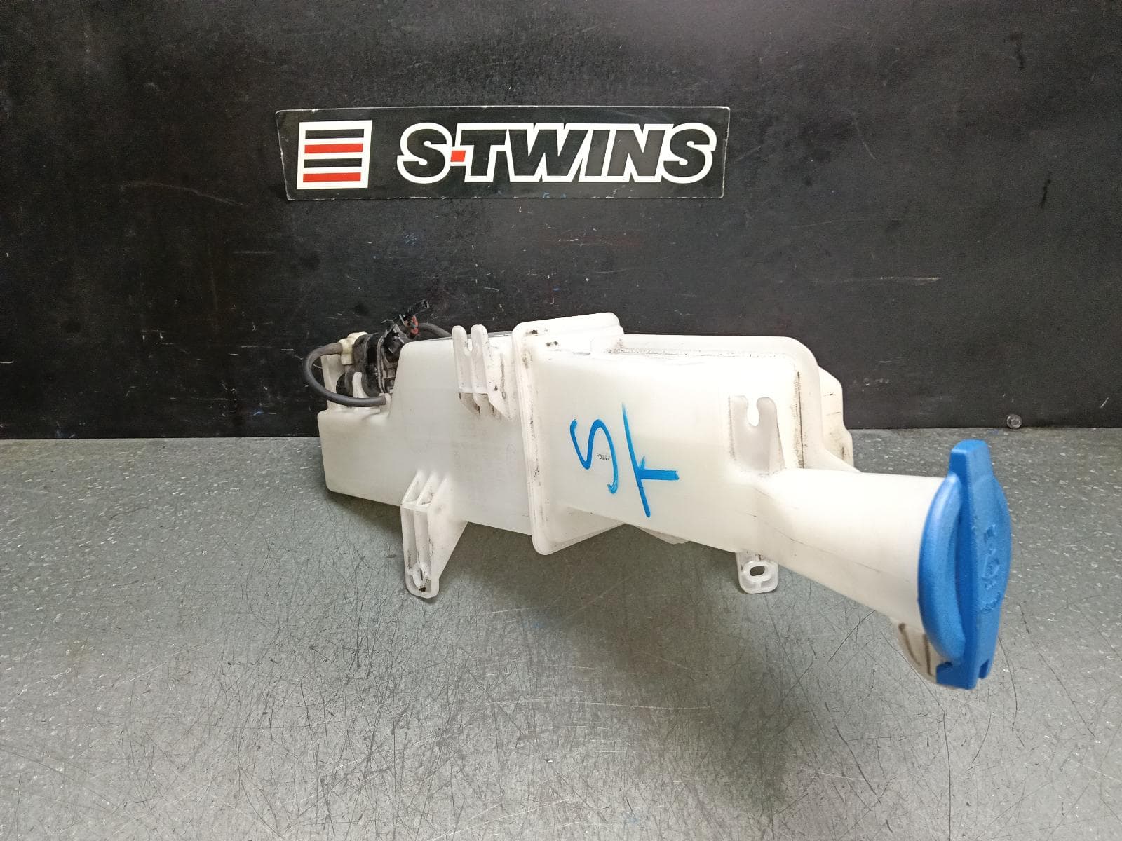 Used auto part listing image: 2018 KIA SPORTAGE WASHER BOTTLE QL, NON H/LAMP WASHER TYPE, 10/15-08/21 0000392839