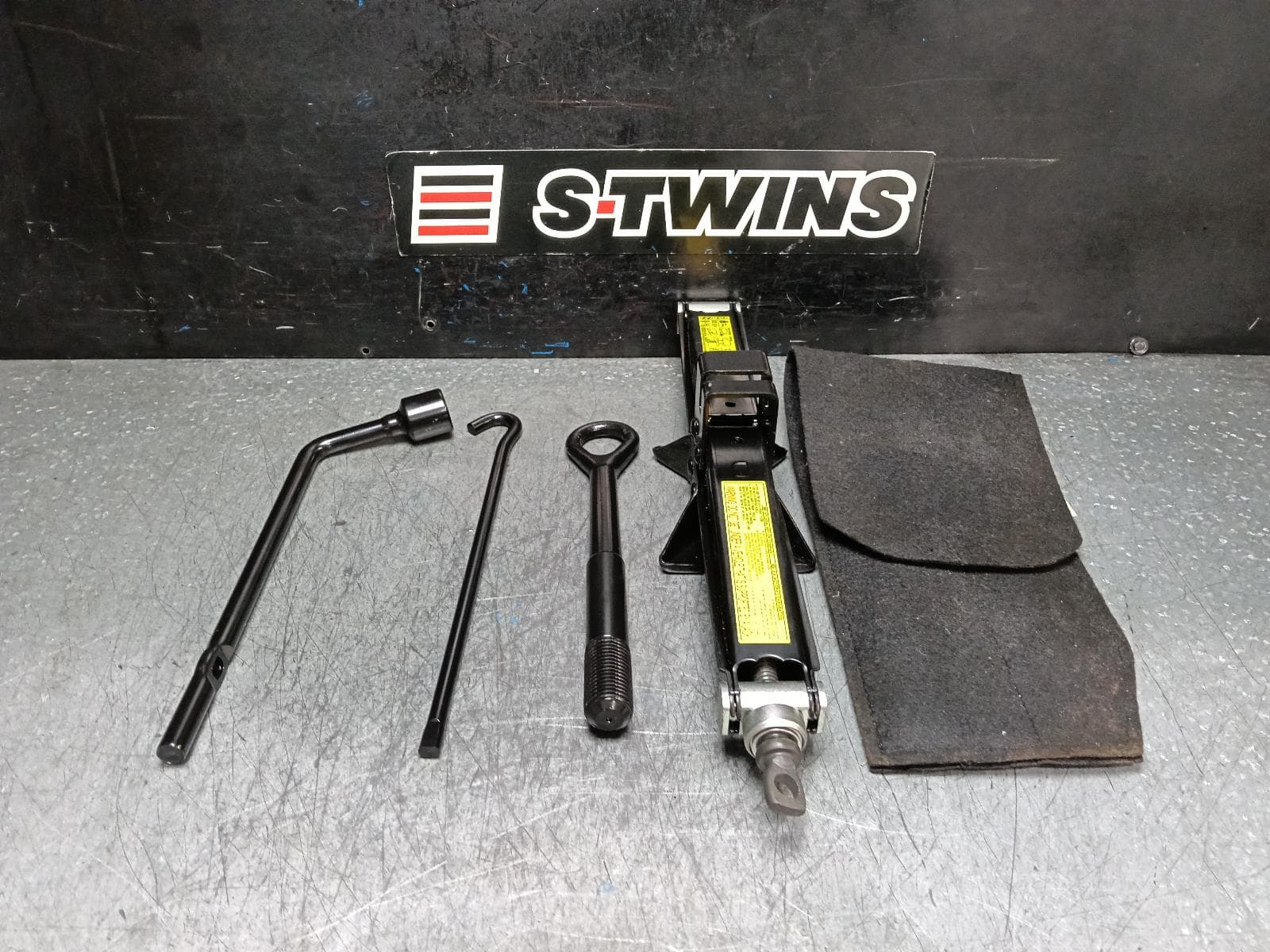 Used auto part listing image: 2018 KIA SPORTAGE JACK TOOL KIT QL, 10/15-08/21 0000392867
