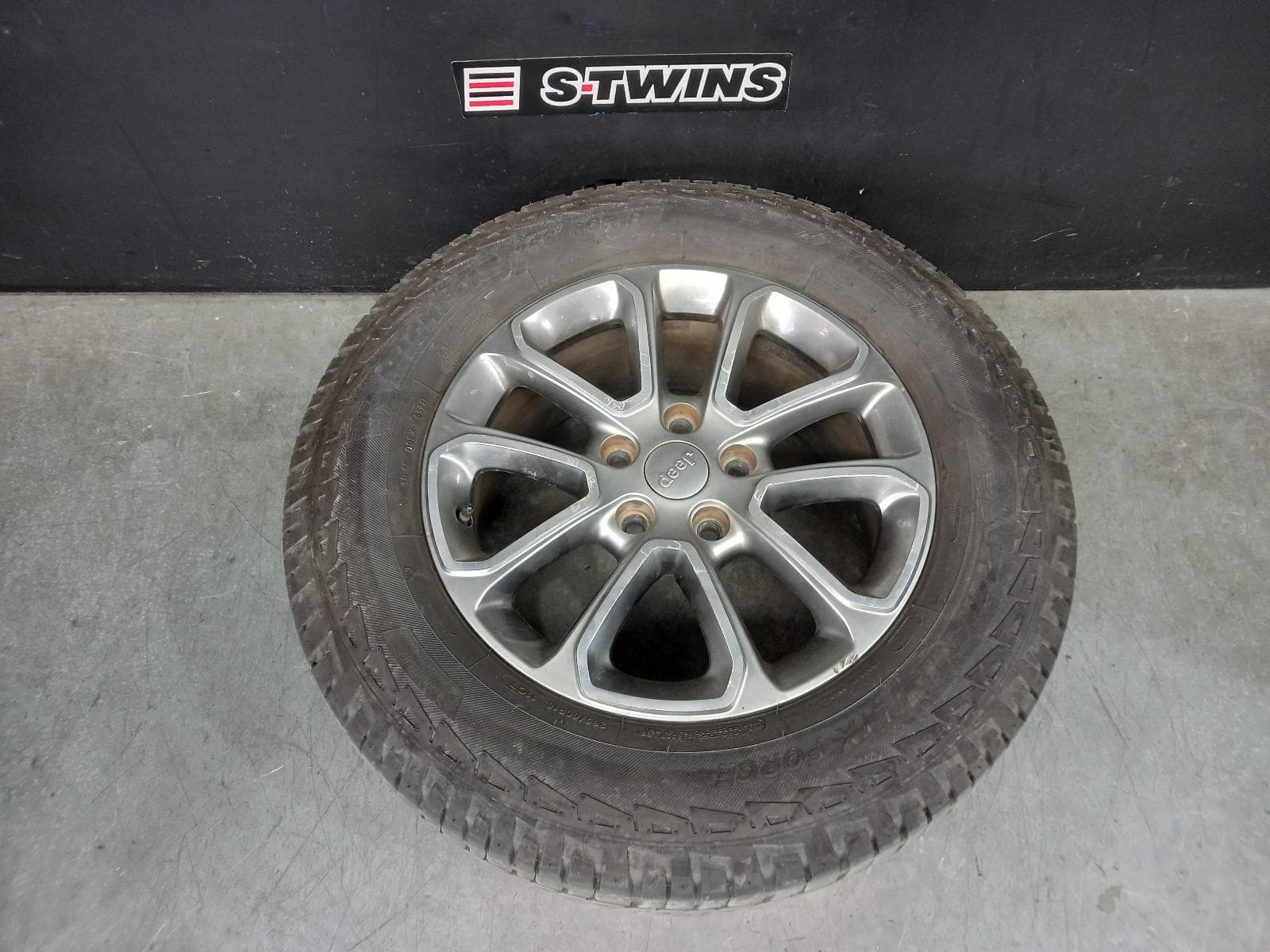 Used auto part listing image: 2014 JEEP GRANDCHEROKEE WHEEL MAG FACTORY, 18X8IN, LAREDO, WK, 04/13-09/16 0000389955