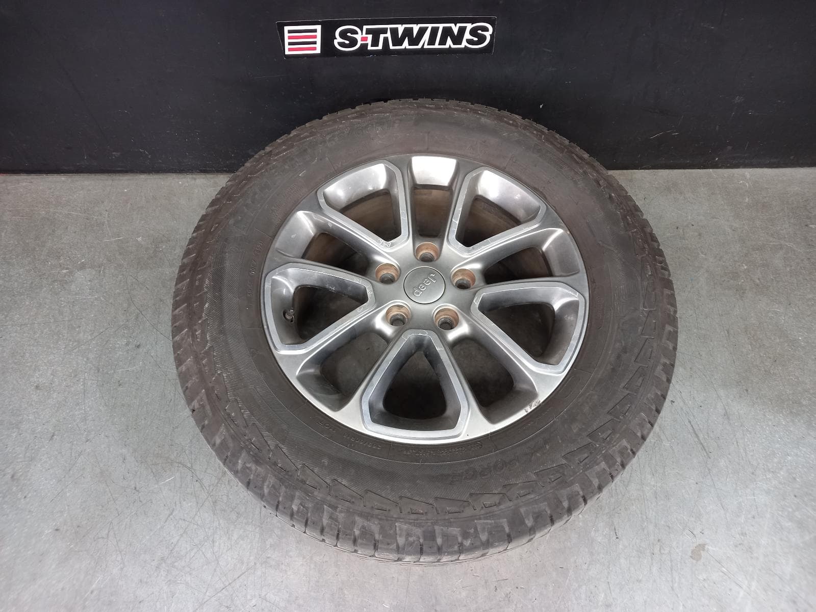 Used auto part listing image: 2014 JEEP GRANDCHEROKEE WHEEL MAG FACTORY, 18X8IN, LAREDO, WK, 04/13-09/16 0000389956