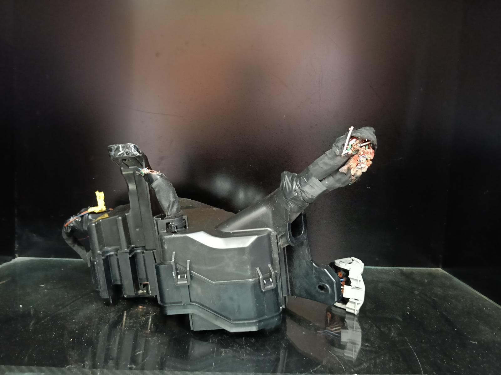 Used auto part listing image: 2023 HYUNDAI I30 FUSE BOX CN7, SEDAN, ENGINE BAY, PETROL, NON HEV, 08/20- 0000390151
