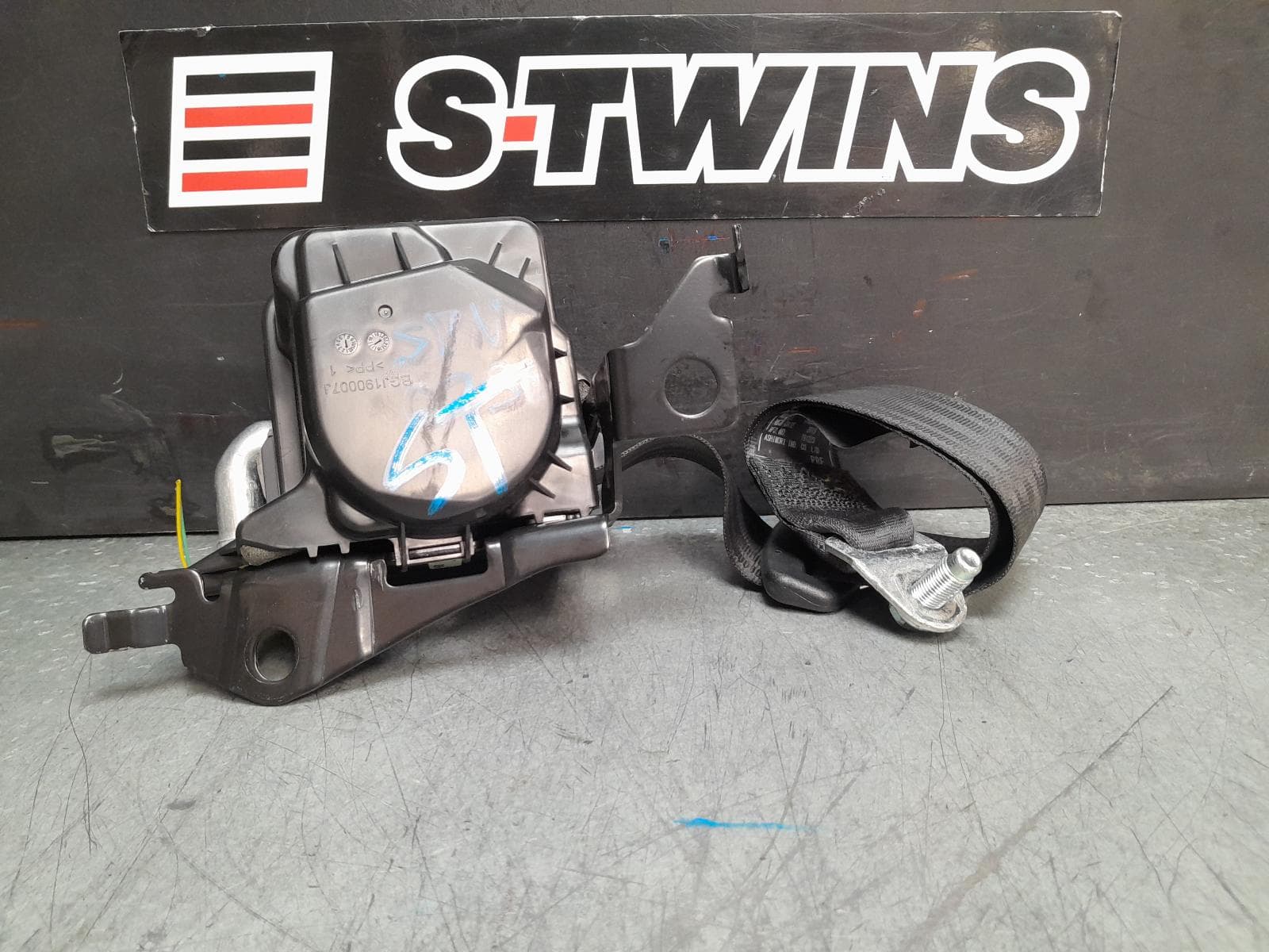Used auto part listing image: 2020 MAZDA CX5 SEAT BELT STALK LH REAR, SEAT BELT ONLY, KF, 02/17- 0000377486