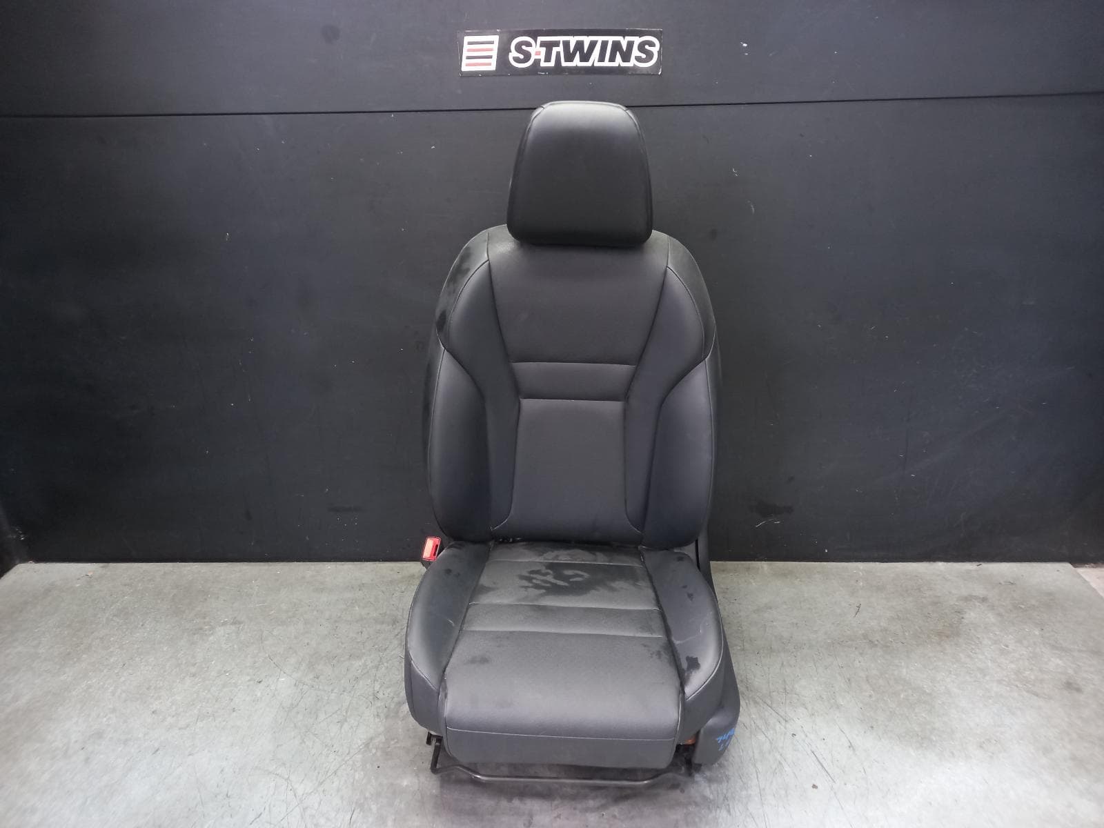 Used auto part listing image: 2023 NISSAN XTRAIL FRONT SEAT LH FRONT, T33, LEATHER, BLACK, W/ HEATED TYPE, 08/22- 0000390774