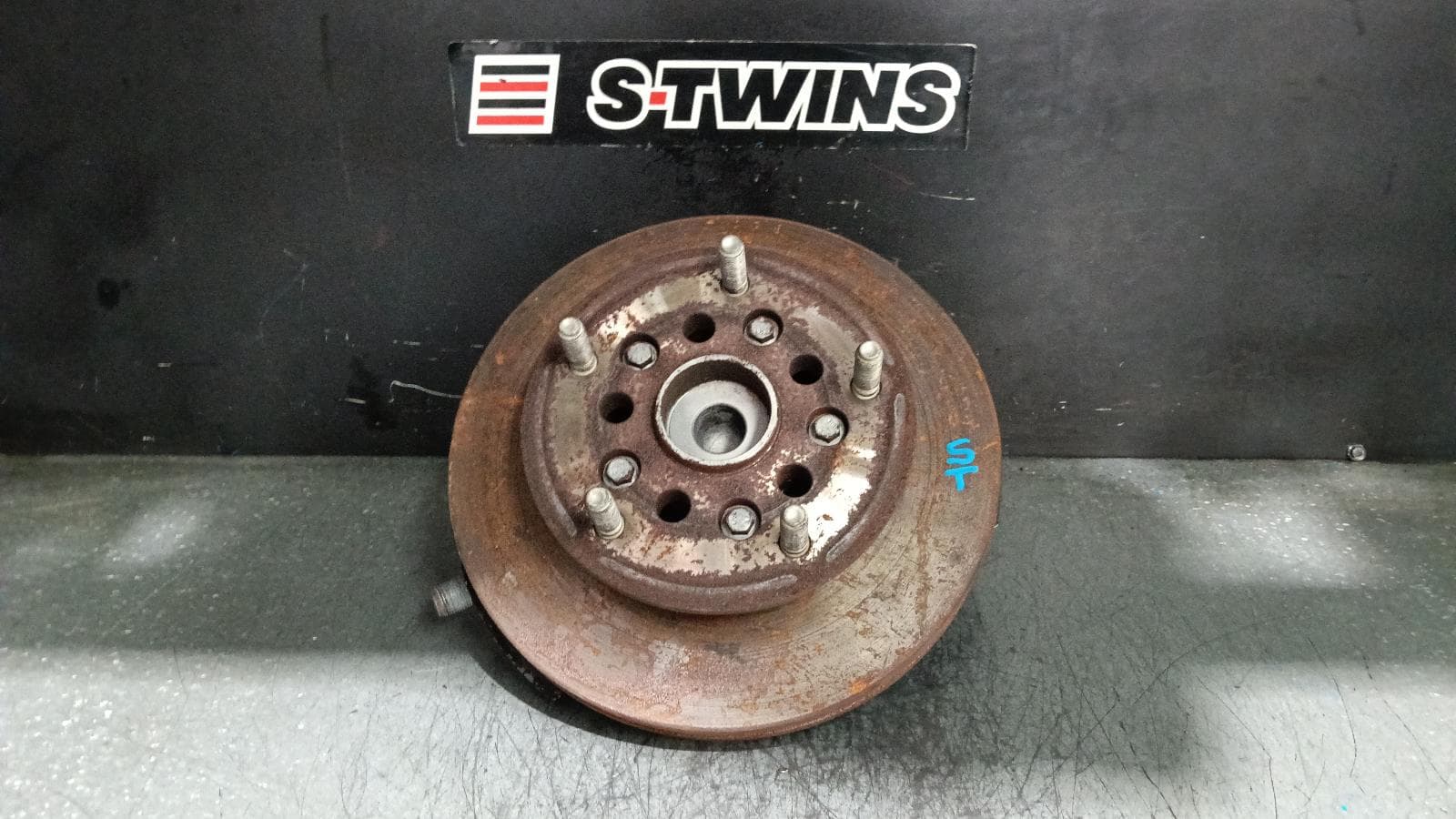 Used auto part listing image: 2020 FORD TRANSIT RIGHT FRONT HUB ASSEMBLY VO, RWD, SINGLE REAR WHEEL TYPE, 02/14- 0000400583