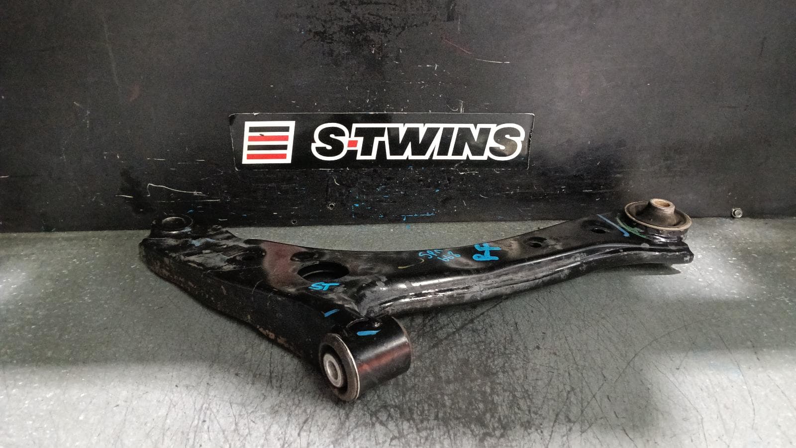 Used auto part listing image: 2020 FORD TRANSIT RIGHT FRONT LOWER CONTROL ARM RWD, VO, 05/19- 0000400582
