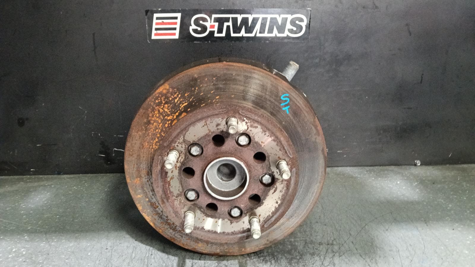 Used auto part listing image: 2020 FORD TRANSIT LEFT FRONT HUB ASSEMBLY VO, RWD, SINGLE REAR WHEEL TYPE, 05/19- 0000400584