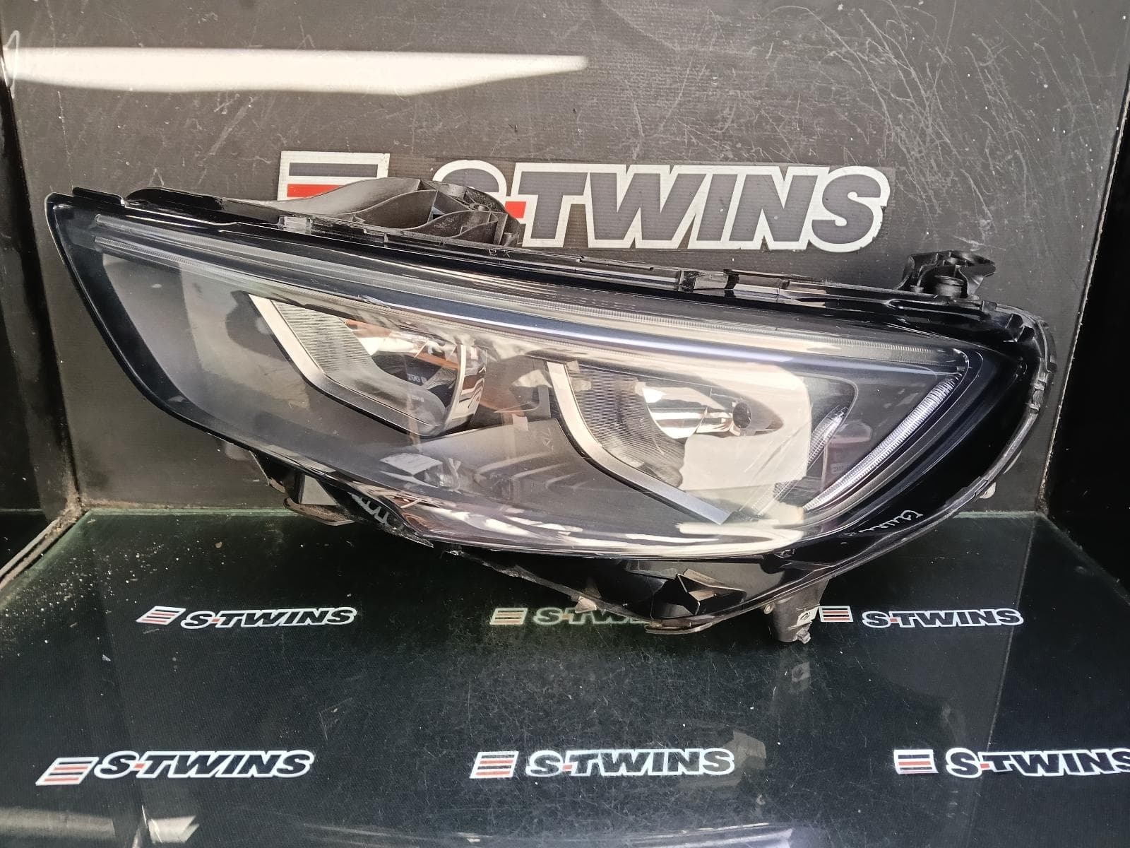 Used auto part listing image: 2019 HOLDEN COMMODORE LEFT HEADLAMP ZB, HALOGEN TYPE, 10/17-12/20 0000391595