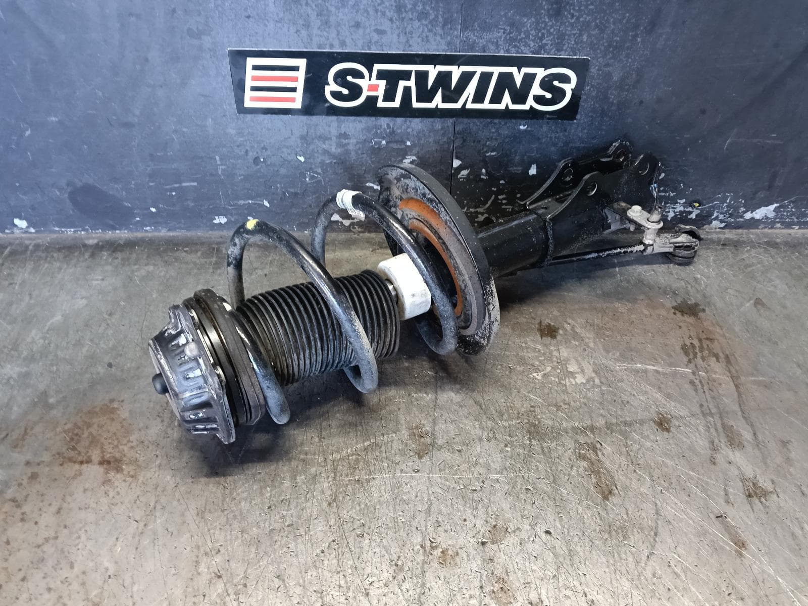 Used auto part listing image: 2019 HOLDEN COMMODORE LEFT FRONT STRUT ZB, LT, 10/17-12/20 0000391601