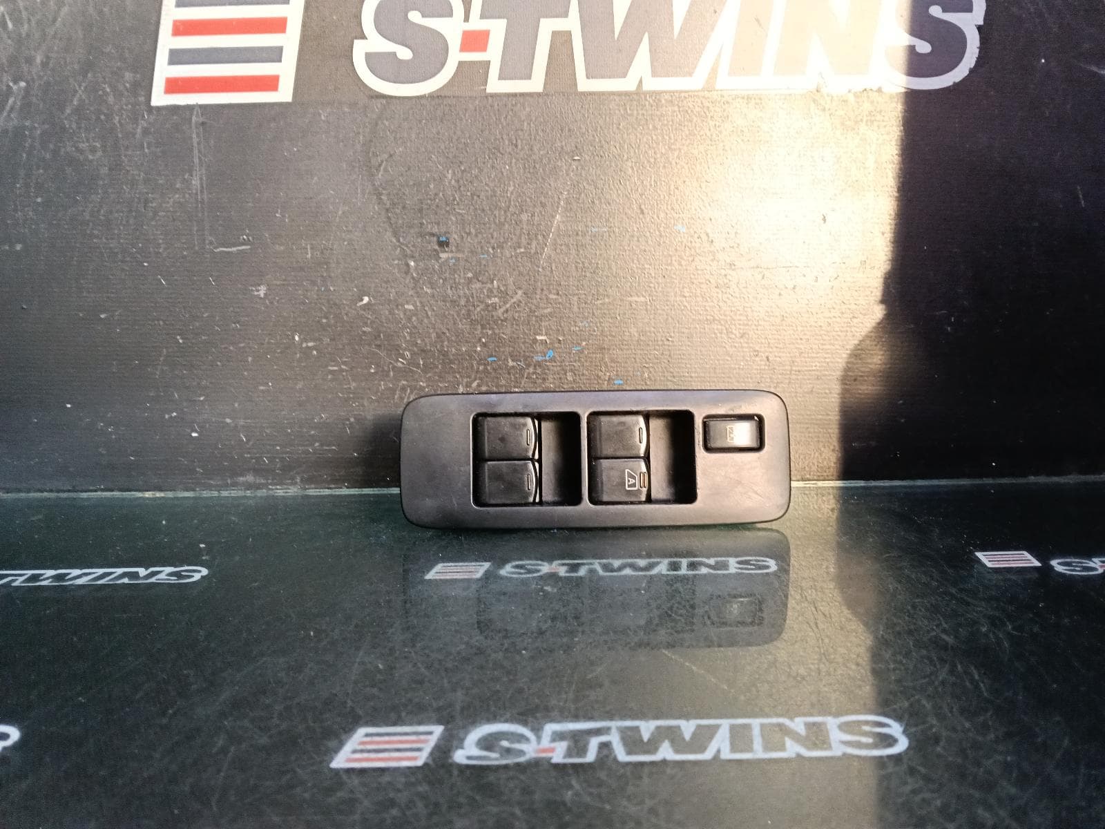 Used auto part listing image: 2013 NISSAN DUALIS PWR DR WIND SWITCH RH FRONT (MASTER SWITCH), J10, 10/07-05/14 0000391538