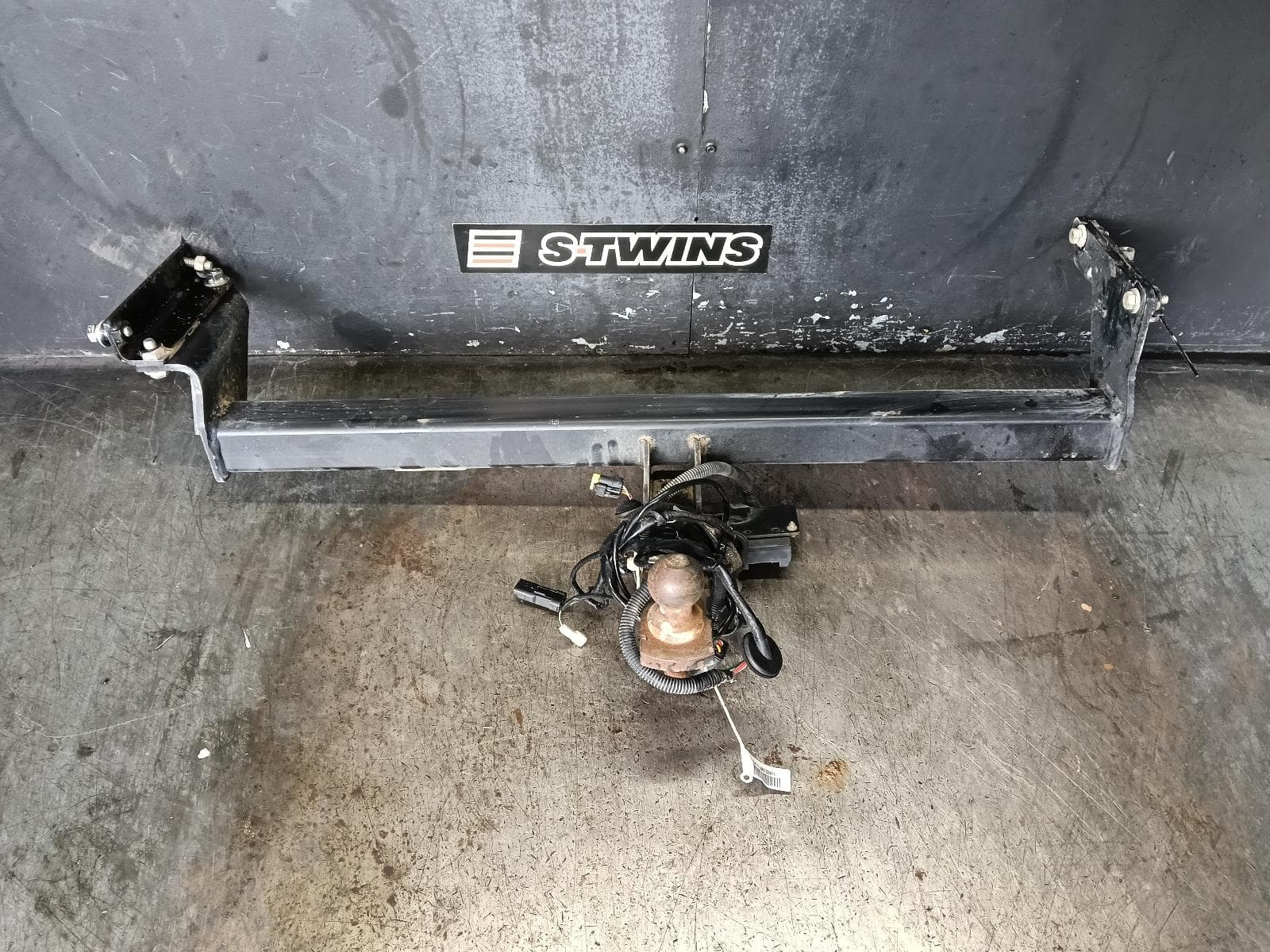 Used auto part listing image: 2013 NISSAN DUALIS TOWBAR J10, GENUINE, STANDARD TYPE, 5 SEATER, 10/07-05/14 0000391543