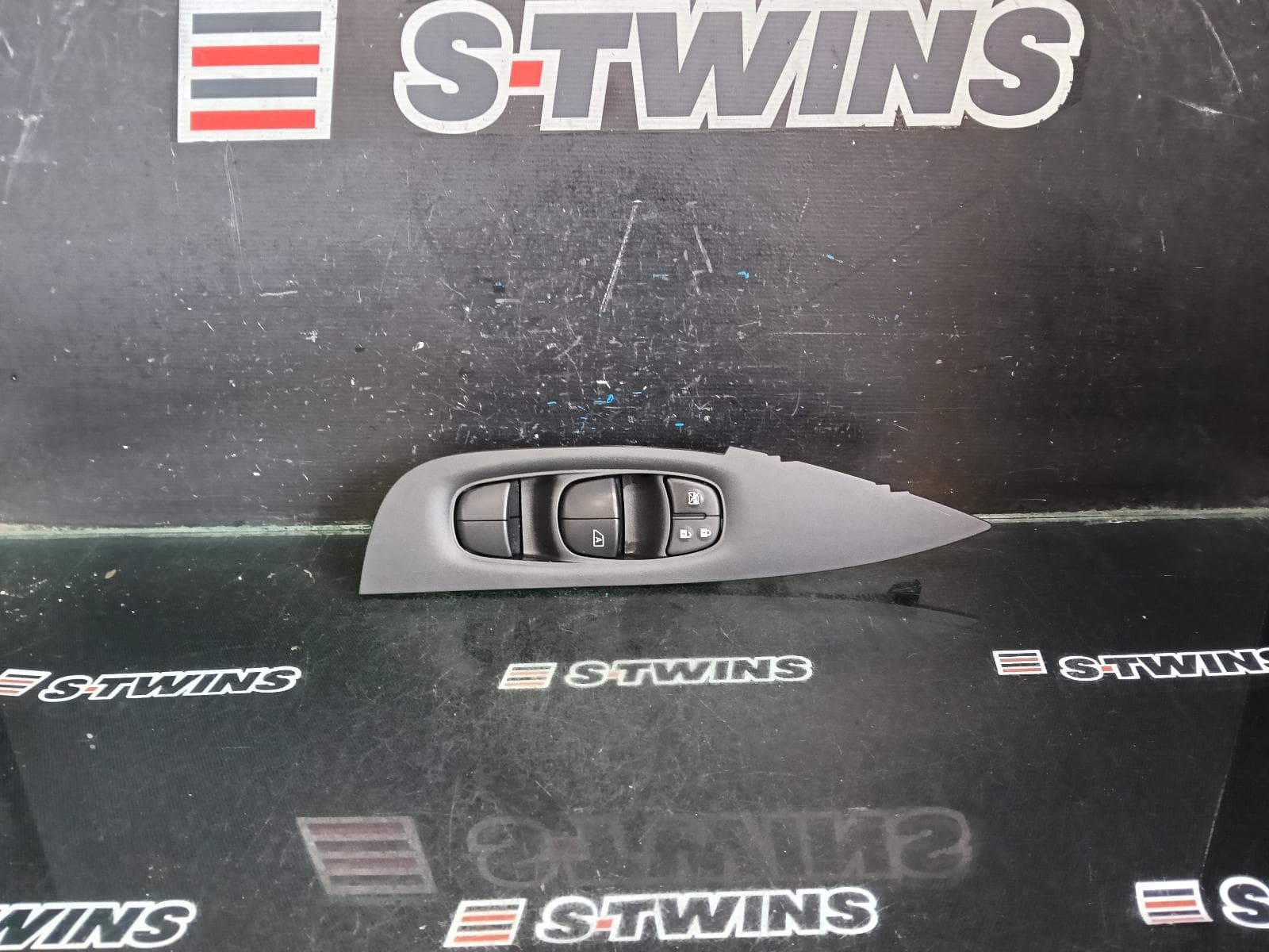 Used auto part listing image: 2020 NISSAN XTRAIL PWR DR WIND SWITCH RH FRONT (MASTER SWITCH), T32, 02/14-07/22 0000392329