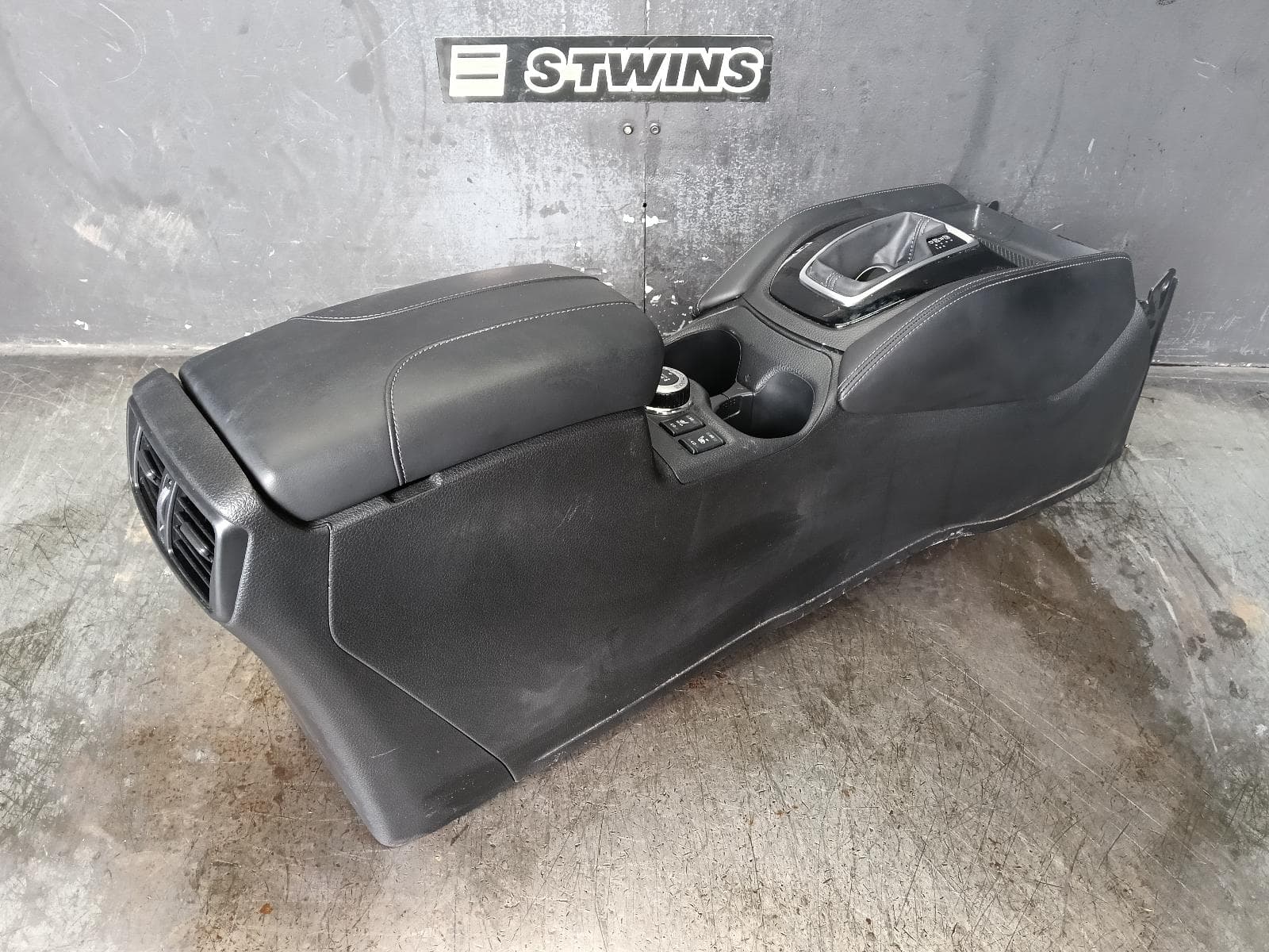 Used auto part listing image: 2020 NISSAN XTRAIL CONSOLE T32, 02/14-07/22 0000392088