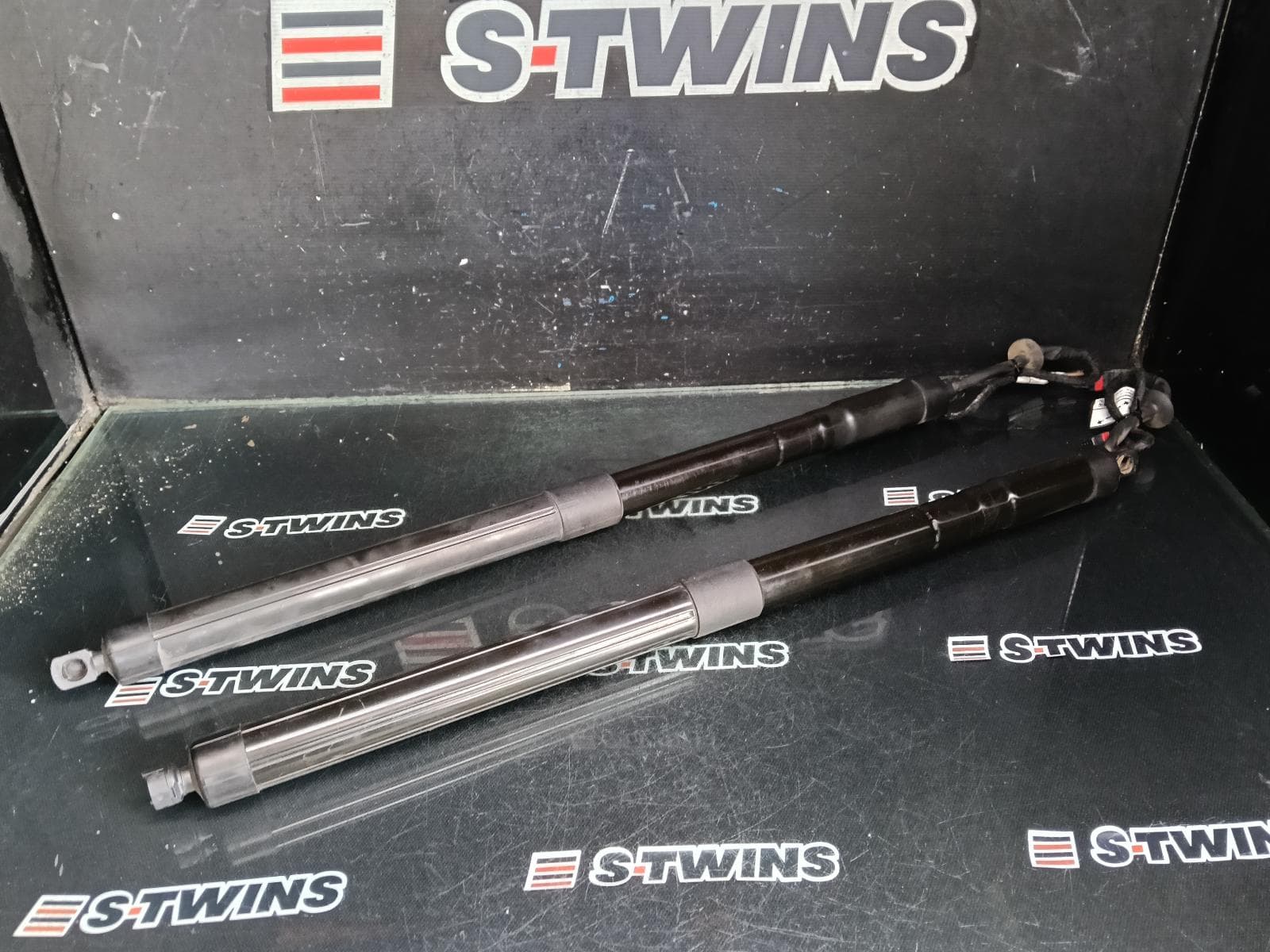 Used auto part listing image: 2016 VOLVO XC60 HATCH STRUT TAILGATE ELECTRIC STRUTS (PAIR), MALE PLUG, DZ, 01/16-04/17 0000393967