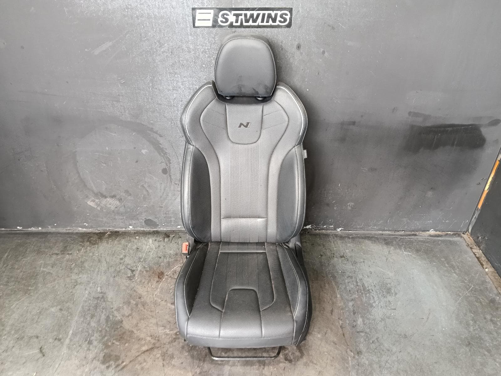 Used auto part listing image: 2022 HYUNDAI I30 FRONT SEAT LH FRONT, CN7, SEDAN (S.KOREA VIN KMHL), LEATHER, BLUE STITCH, N PREMIUM 03/21- 0000390812