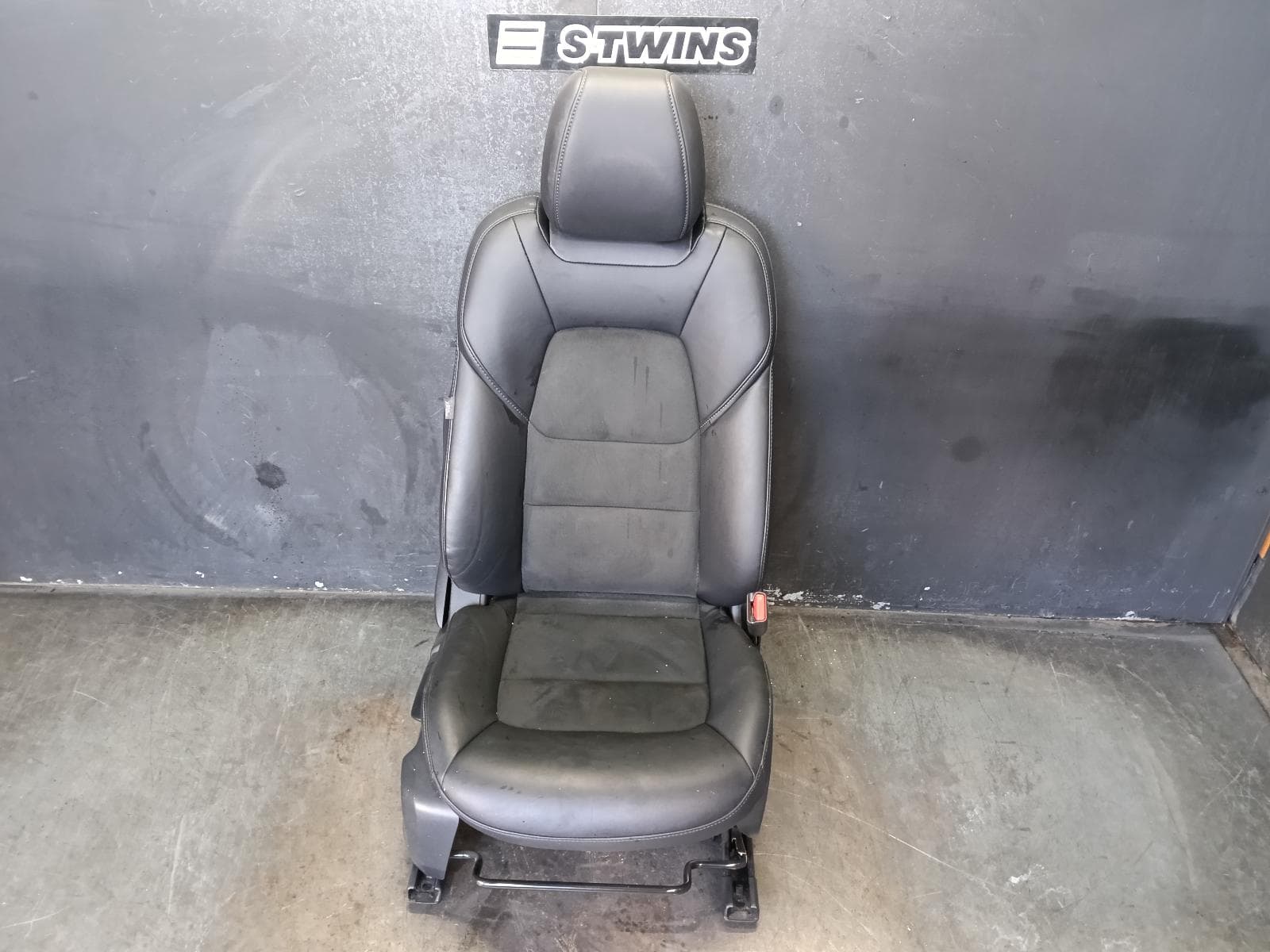 Used auto part listing image: 2021 MAZDA CX5 FRONT SEAT RH FRONT, KF, LEATHER, GT, 02/17-04/18 0000396690