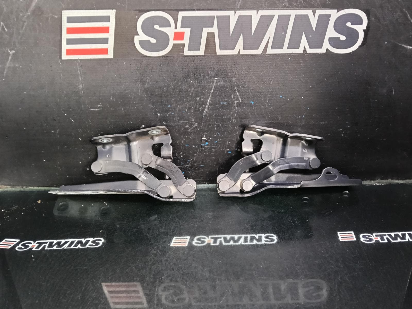 Used auto part listing image: 2024 MG MG3 BONNET HINGE STRUT SZP1, HINGE (PAIR), 07/16-10/25 0000391107