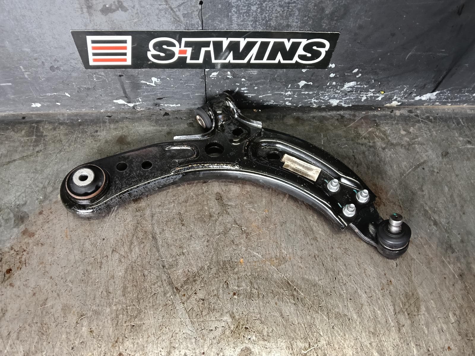 Used auto part listing image: 2024 MG MG3 RIGHT FRONT LOWER CONTROL ARM SZP1, 07/16-10/25 0000391113