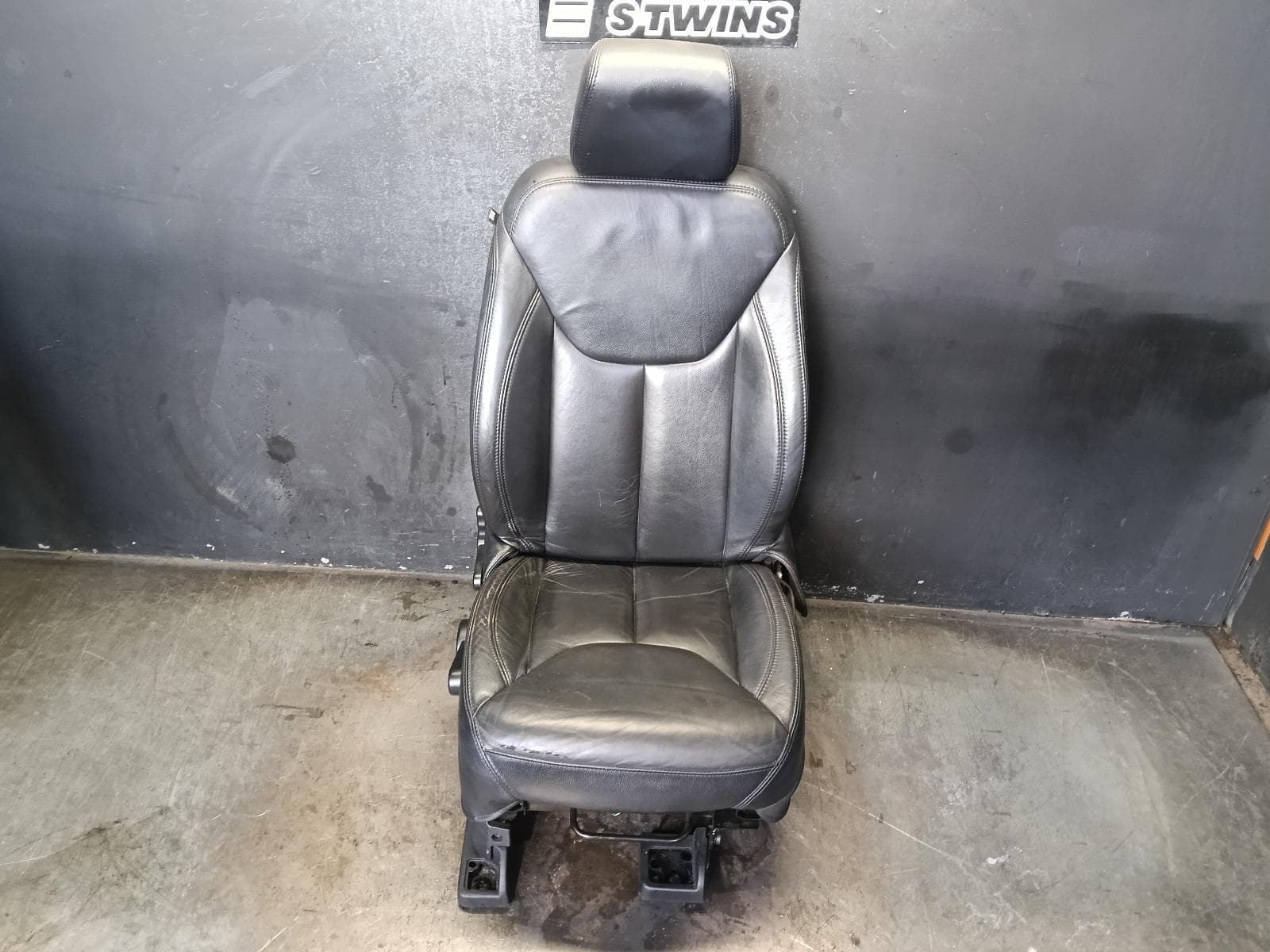Used auto part listing image: 2013 JEEP WRANGLER FRONT SEAT RH FRONT, 4DR, JK, LEATHER, 12/06-07/18 0000396765