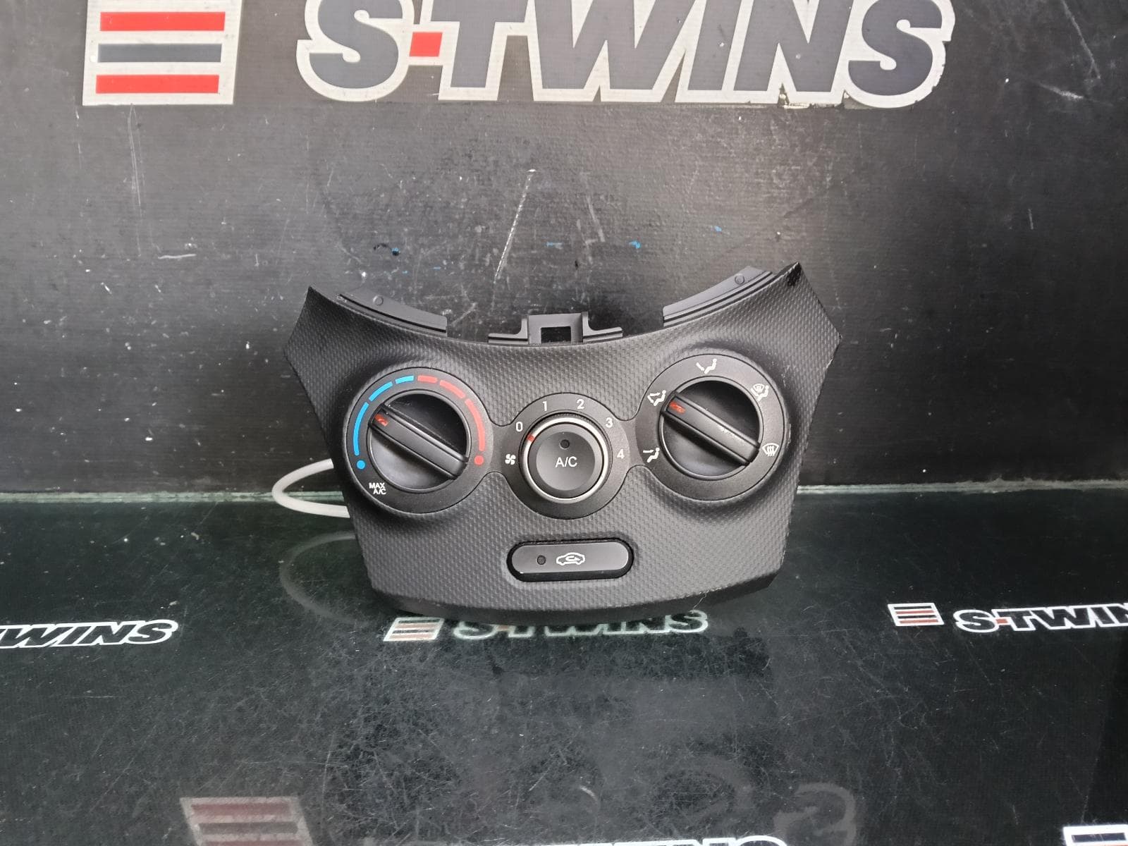 Used auto part listing image: 2017 HYUNDAI ACCENT HEATER AC CONTROLS NON CLIMATE CONTROL, 2 BLACK PLUG TYPE, RB, 05/11-12/19 0000391096