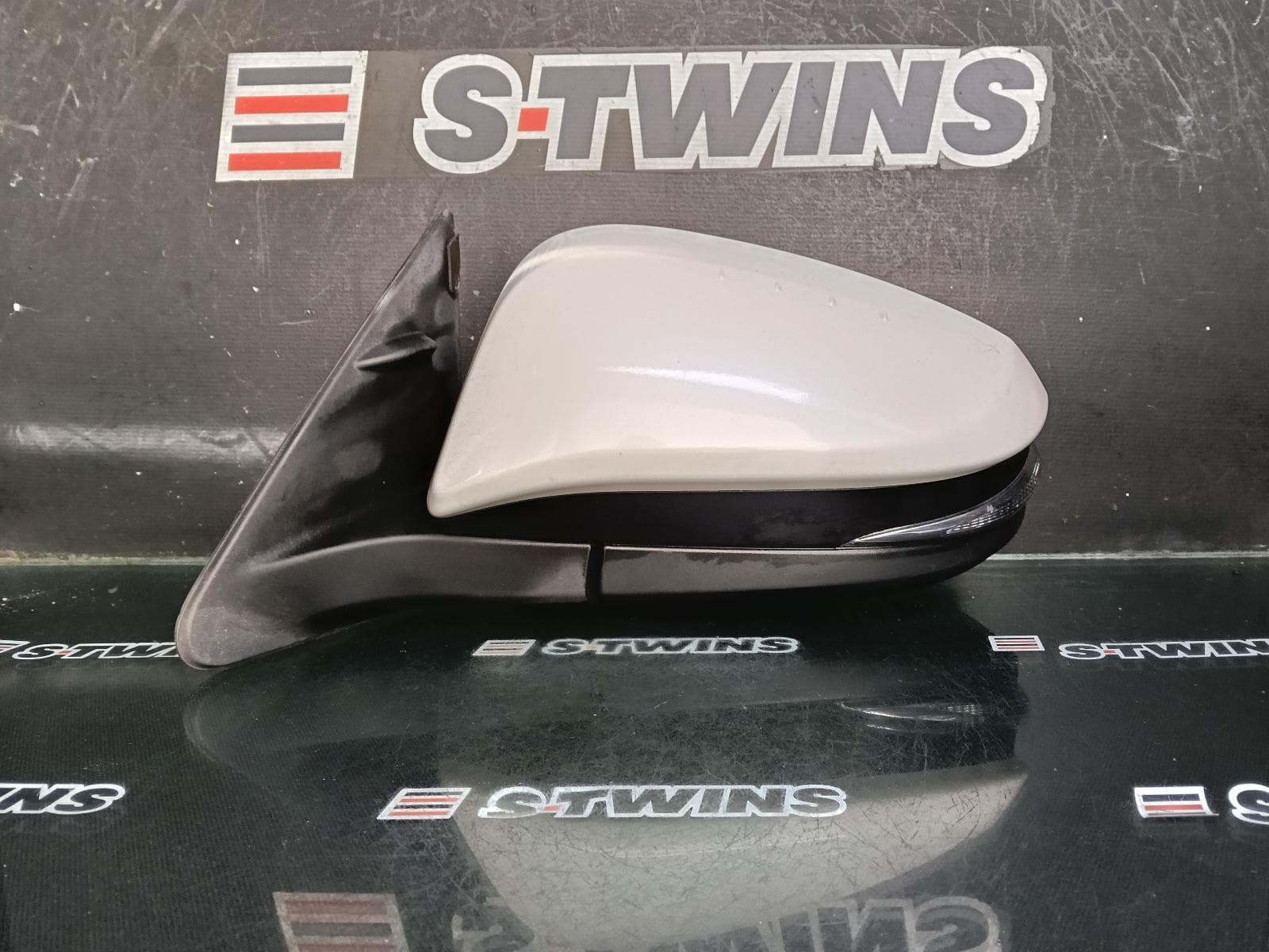 Used auto part listing image: 2015 TOYOTA KLUGER LEFT DOOR MIRROR GSU50/GSU55, GRANDE, HEATED, W/ MEMORY FUNCTION & BLIND SPOT TYPE, 12/13-10/16 0000397082
