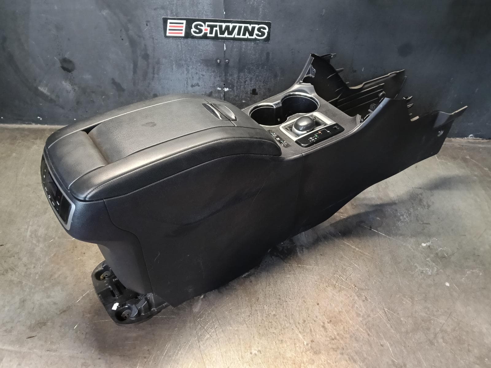 Used auto part listing image: 2015 TOYOTA KLUGER CONSOLE XU50 SERIES, BLACK, 12/13-02/21 0000396736