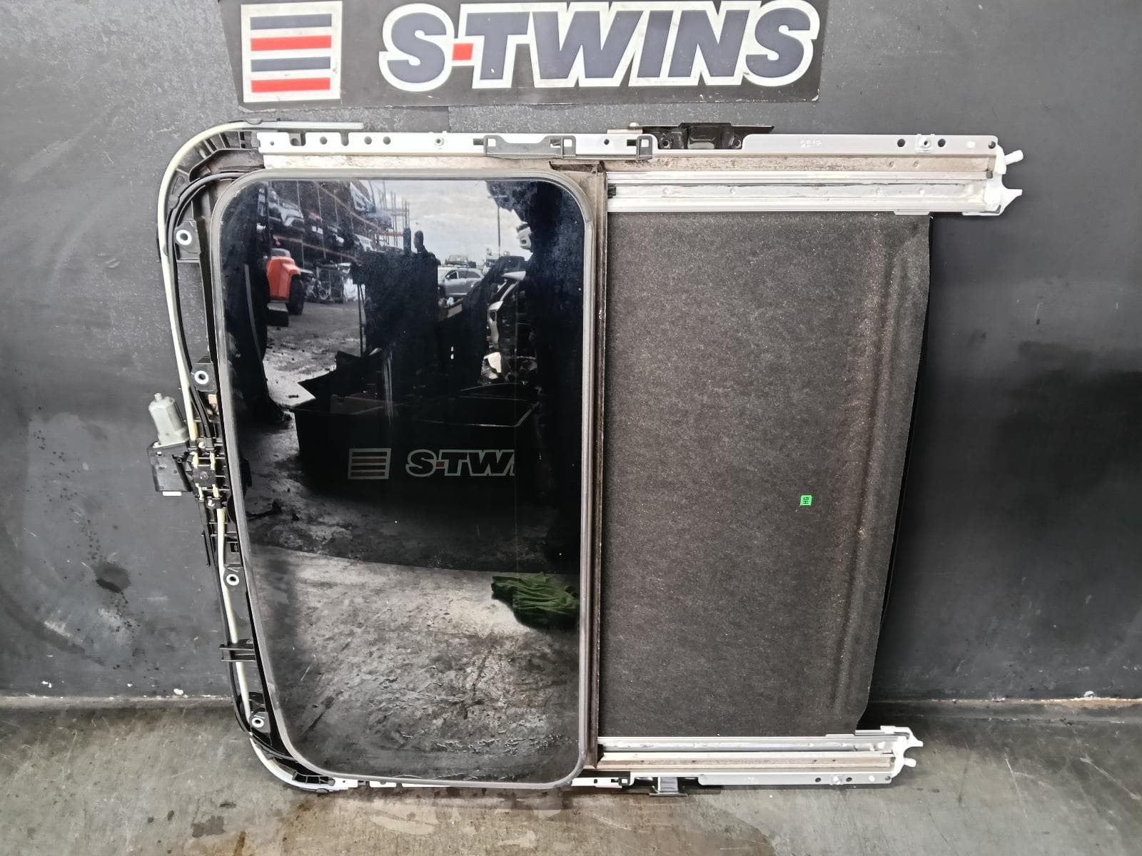Used auto part listing image: 2015 TOYOTA KLUGER ROOF GLASS SUNROOF T XU50 SERIES, SUNROOF GLASS, 03/14-02/21 0000396773