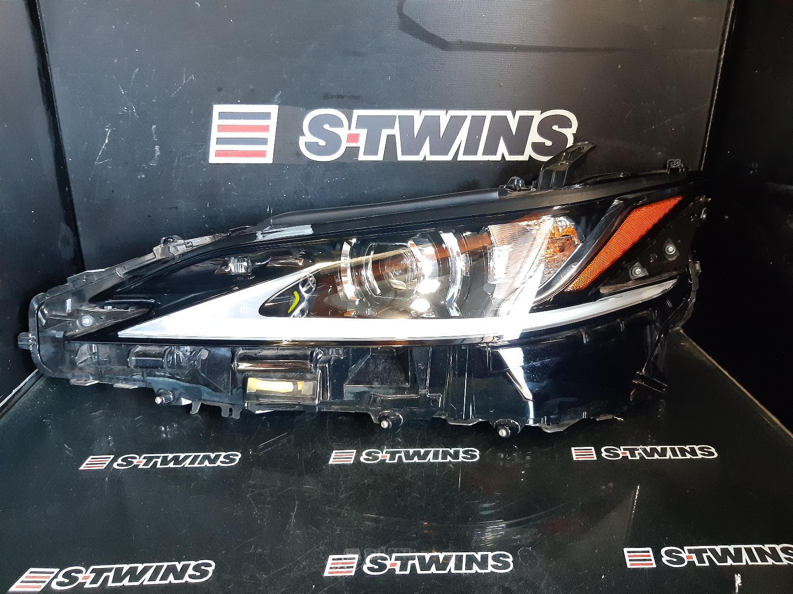 Used auto part listing image: 2023 LEXUS ES SERIES (13-) LEFT HEADLAMP XZ10, LED, DOUBLE BEAM TYPE, 08/18- 0000313342