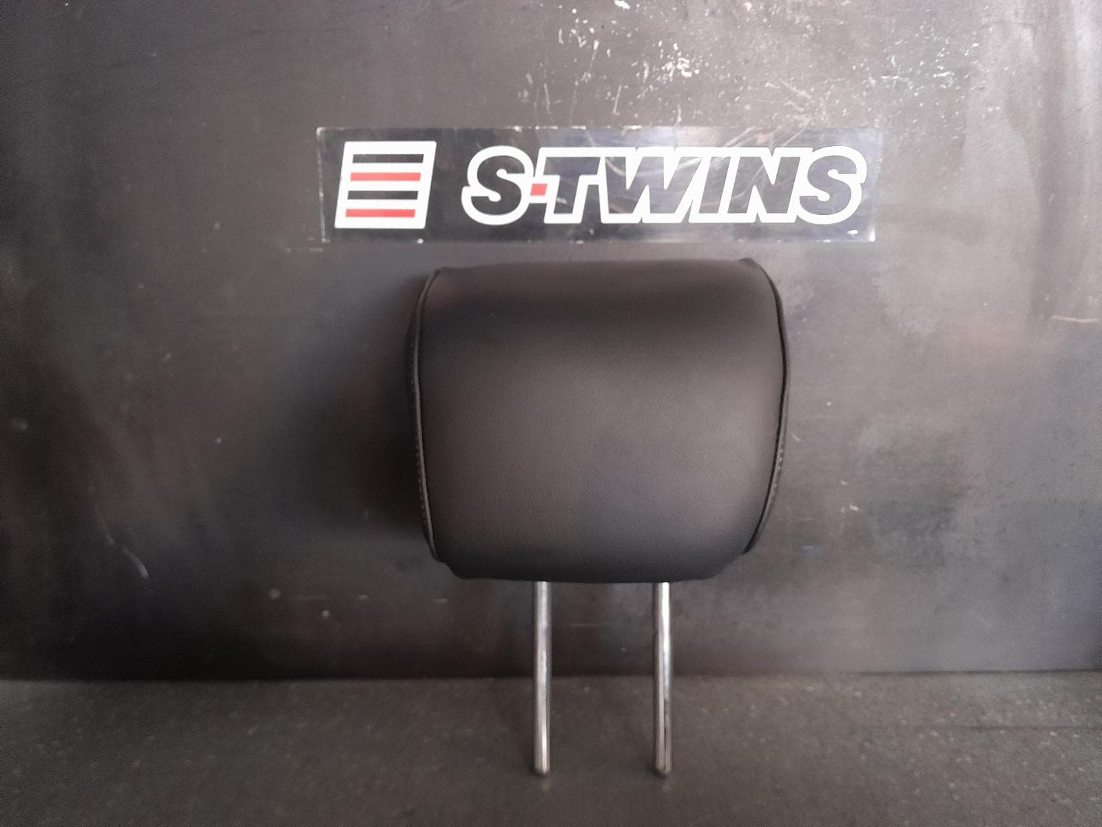 Used auto part listing image: 2017 HONDA HRV HEADREST RU, RH REAR, LEATHER, 12/14-10/21 0000346457