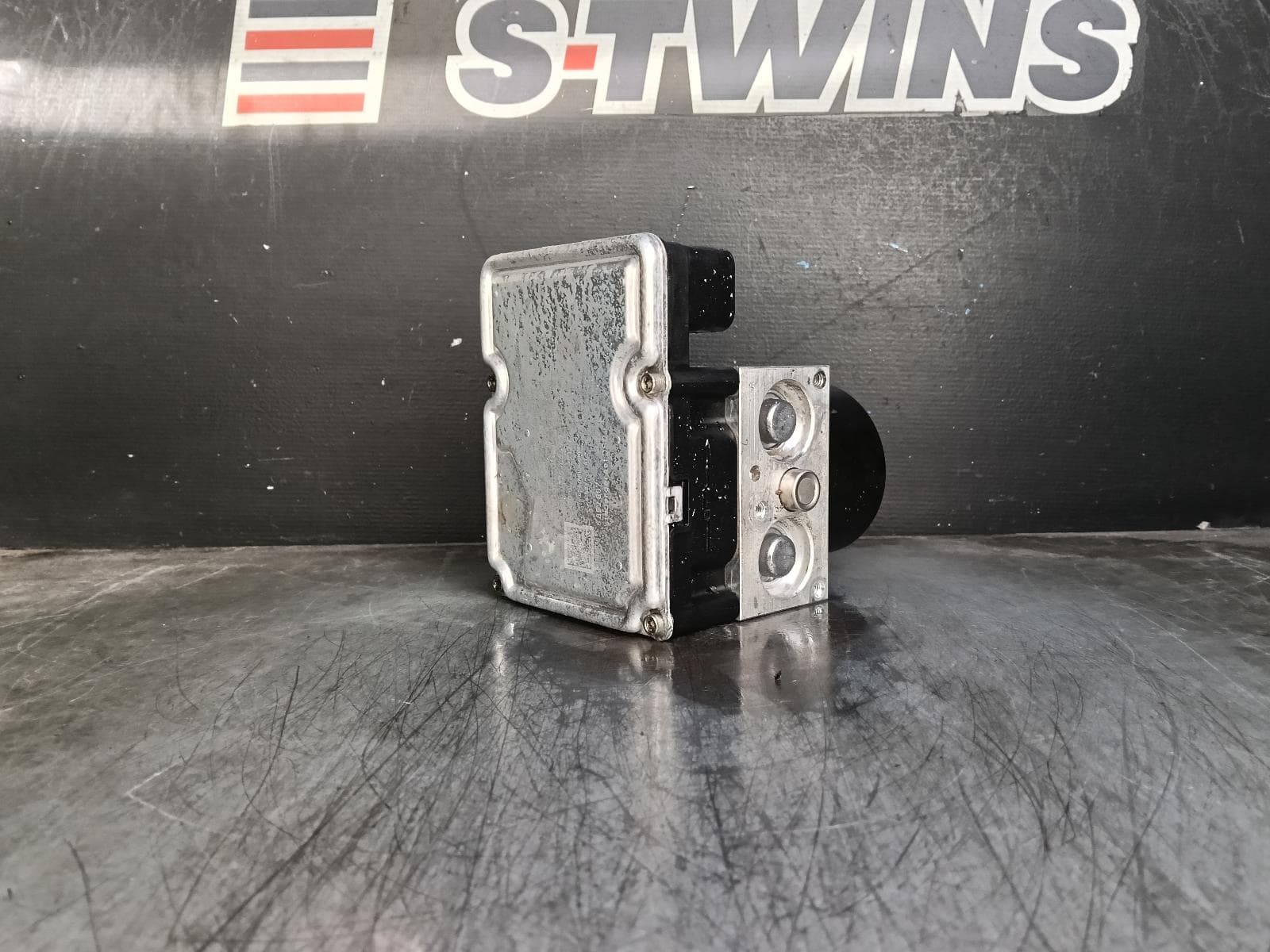 Used auto part listing image: 2014 BMW X3 ABS PUMP MODULATOR F25, P/N 34516881325, 12/10-07/17 0000398460