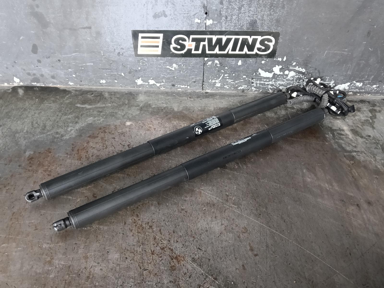 Used auto part listing image: 2014 BMW X3 HATCH STRUT TAILGATE STRUT (PAIR), POWER TAILGATE TYPE, F25, 12/10-07/17 0000398480