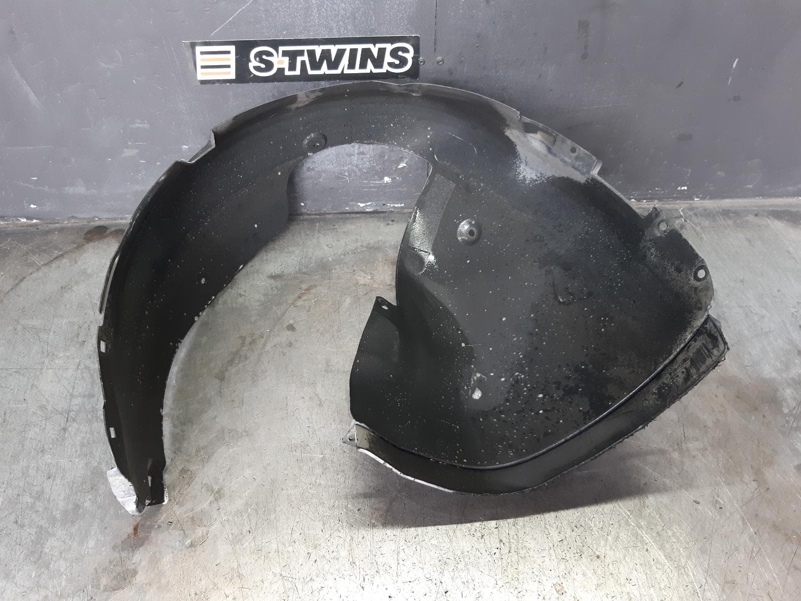 Used auto part listing image: 2018 HYUNDAI I30 RIGHT GUARD LINER FRONT, PD, HATCH (S. KOREA VIN KMHH), STANDARD TYPE, 03/17-07/20 0000368135