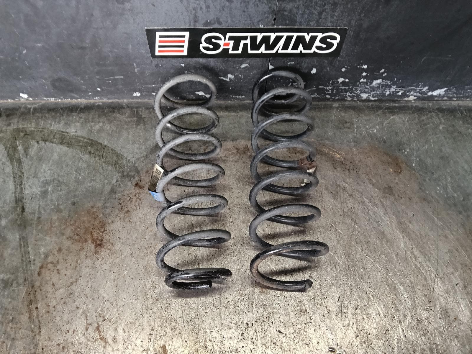 Used auto part listing image: 2016 JEEP WRANGLER FRONT COIL SPRING JK, 12/06-07/18 0000392304