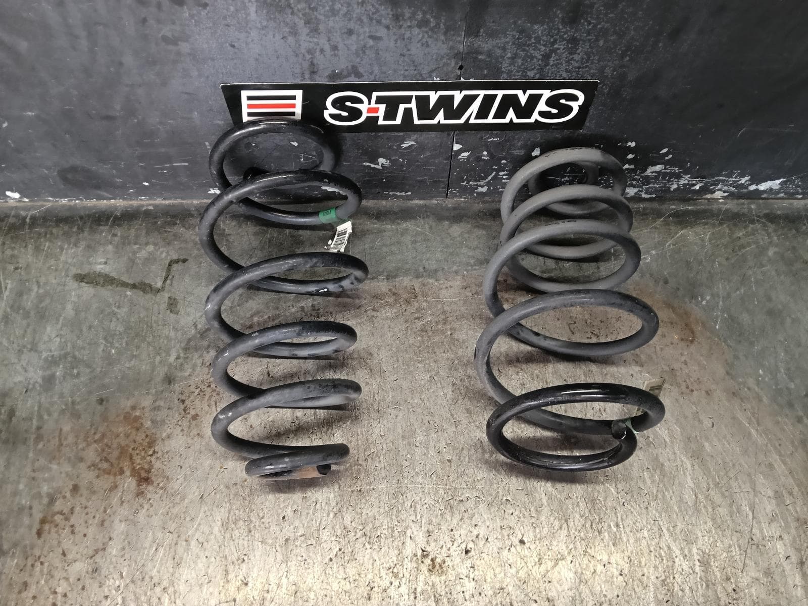 Used auto part listing image: 2016 JEEP WRANGLER REAR COIL SPRING JK, 12/06-07/18 0000392305
