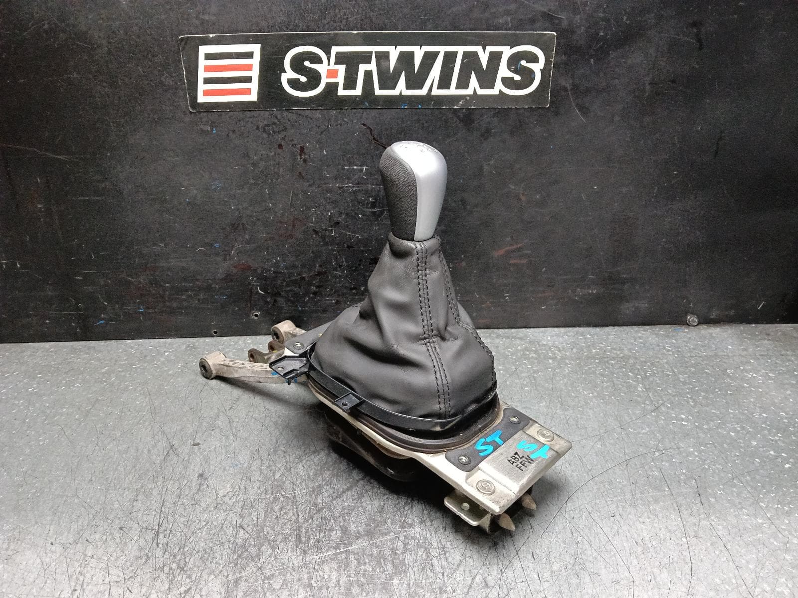 Used auto part listing image: 2011 HOLDEN COMMODORE GEAR STICK SHIFTER VE, MANUAL, V6, 08/06-05/13 0000396089