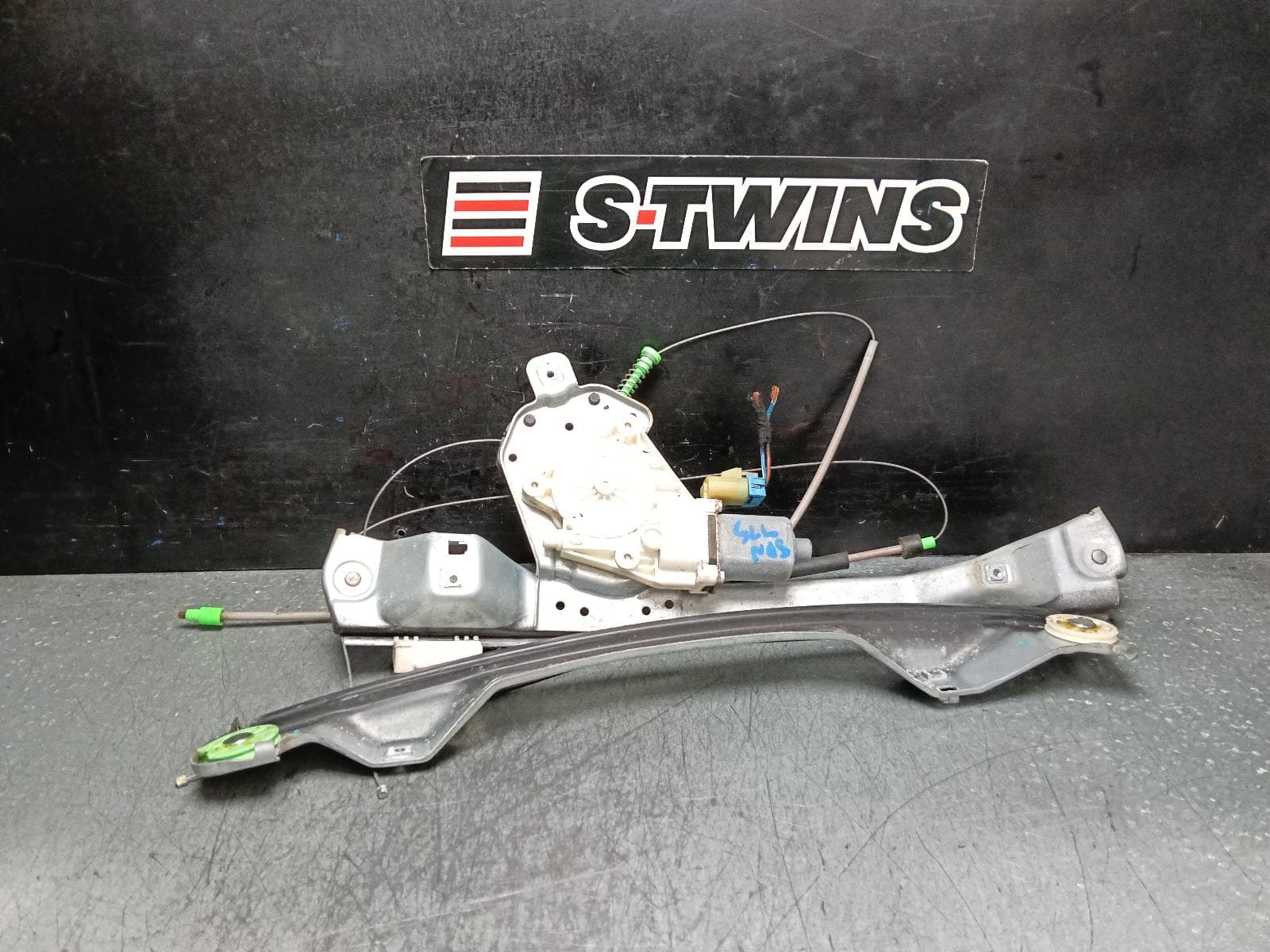 Used auto part listing image: 2011 HOLDEN COMMODORE RIGHT FRONT WINDOW REG MOTOR VE, NON-CALAIS TYPE, 08/06-05/13 0000396100