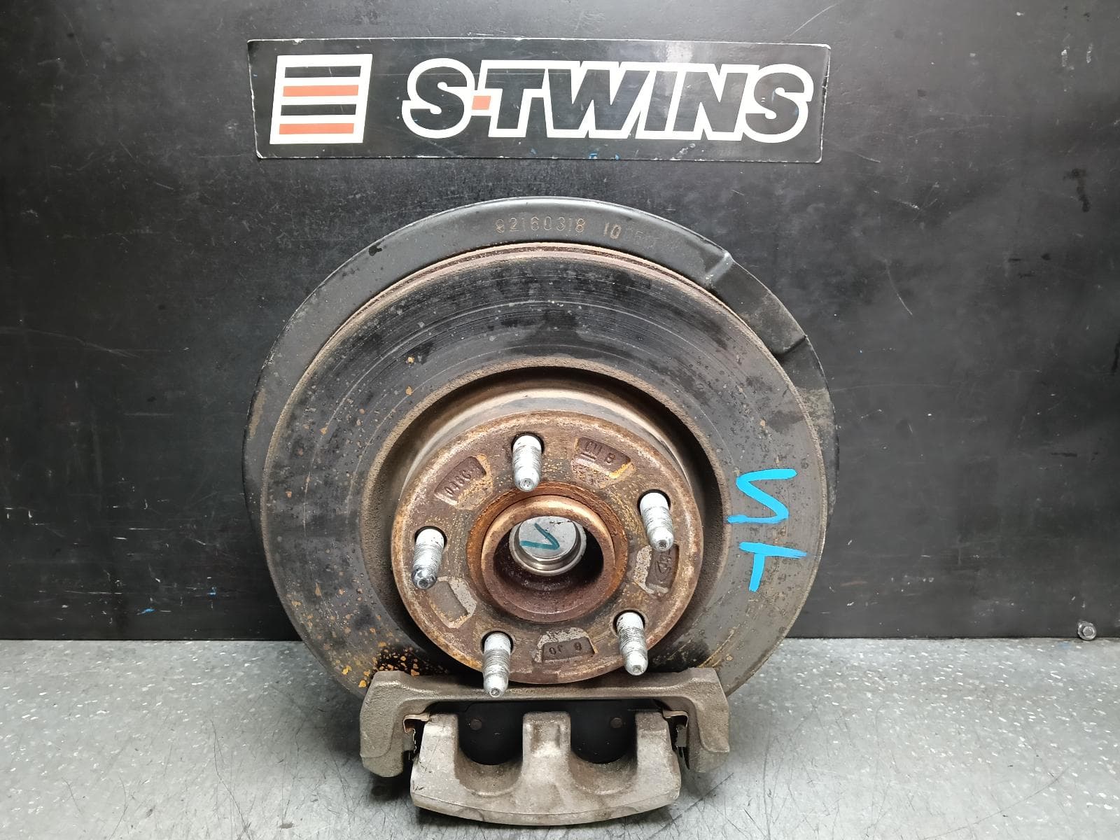 Used auto part listing image: 2011 HOLDEN COMMODORE RIGHT FRONT HUB ASSEMBLY VE, W/ ABS SENSOR, V6 TYPE, 08/06-05/13 0000396325