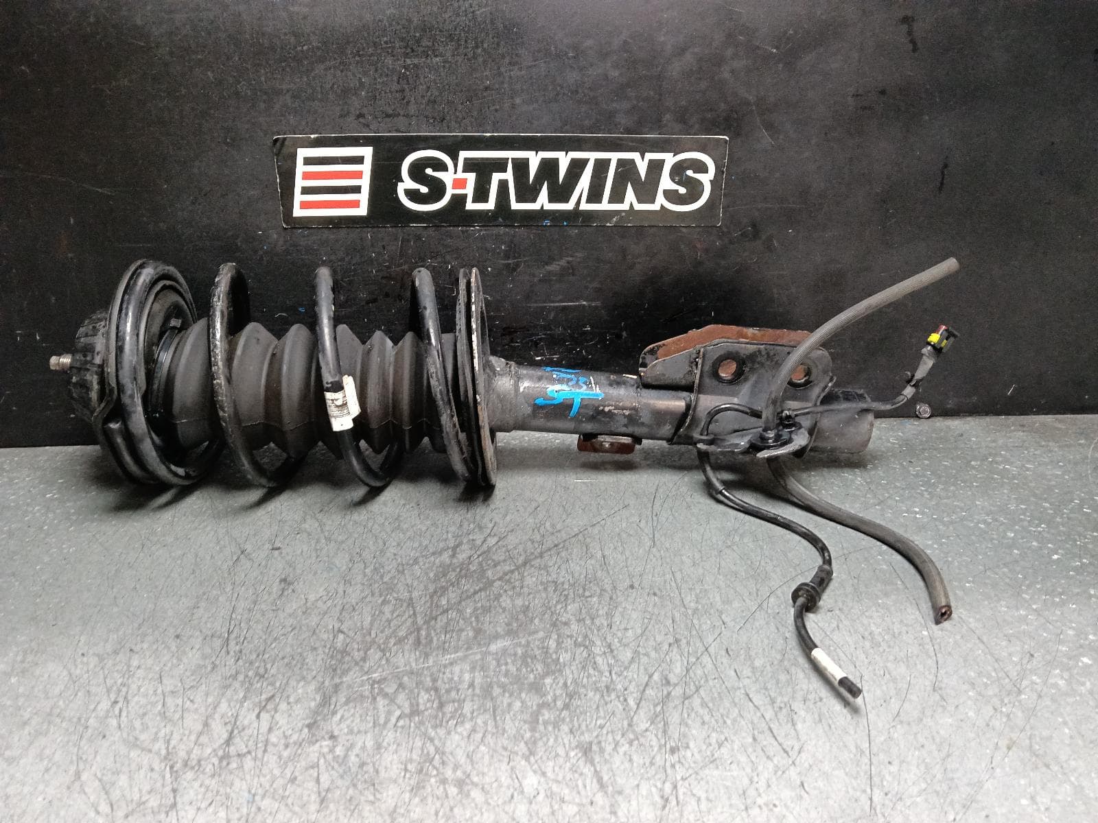Used auto part listing image: 2011 HOLDEN COMMODORE RIGHT FRONT STRUT VE, SS/SV6/SS V, 08/06-05/13 0000396106