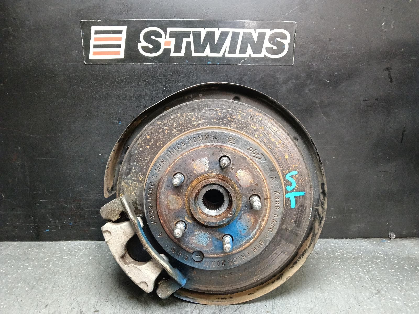 Used auto part listing image: 2011 HOLDEN COMMODORE RIGHT REAR HUB ASSEMBLY VE-VF, V6 TYPE, 08/06-12/17 0000396108