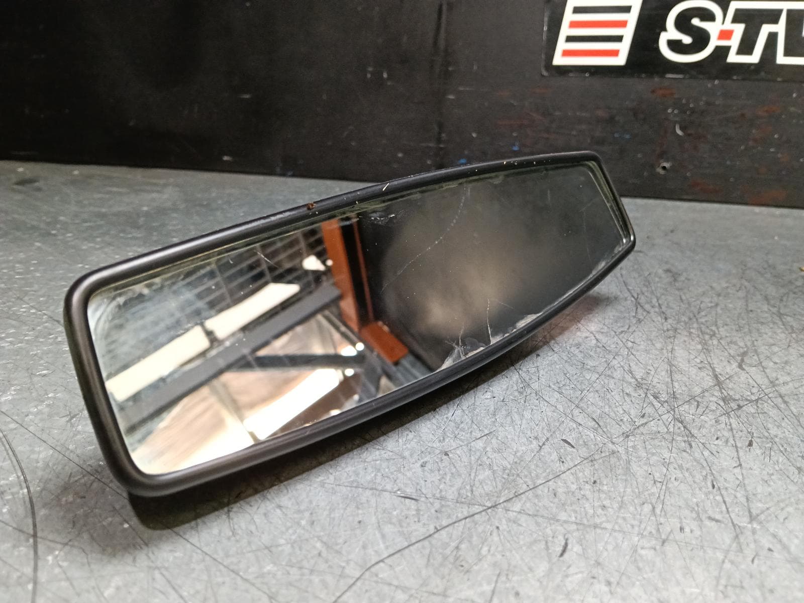 Used auto part listing image: 2011 HOLDEN COMMODORE INTERIOR MIRROR NON SOS BUTTON, SCREW ON TYPE, VE, 10/09-05/13 0000396116
