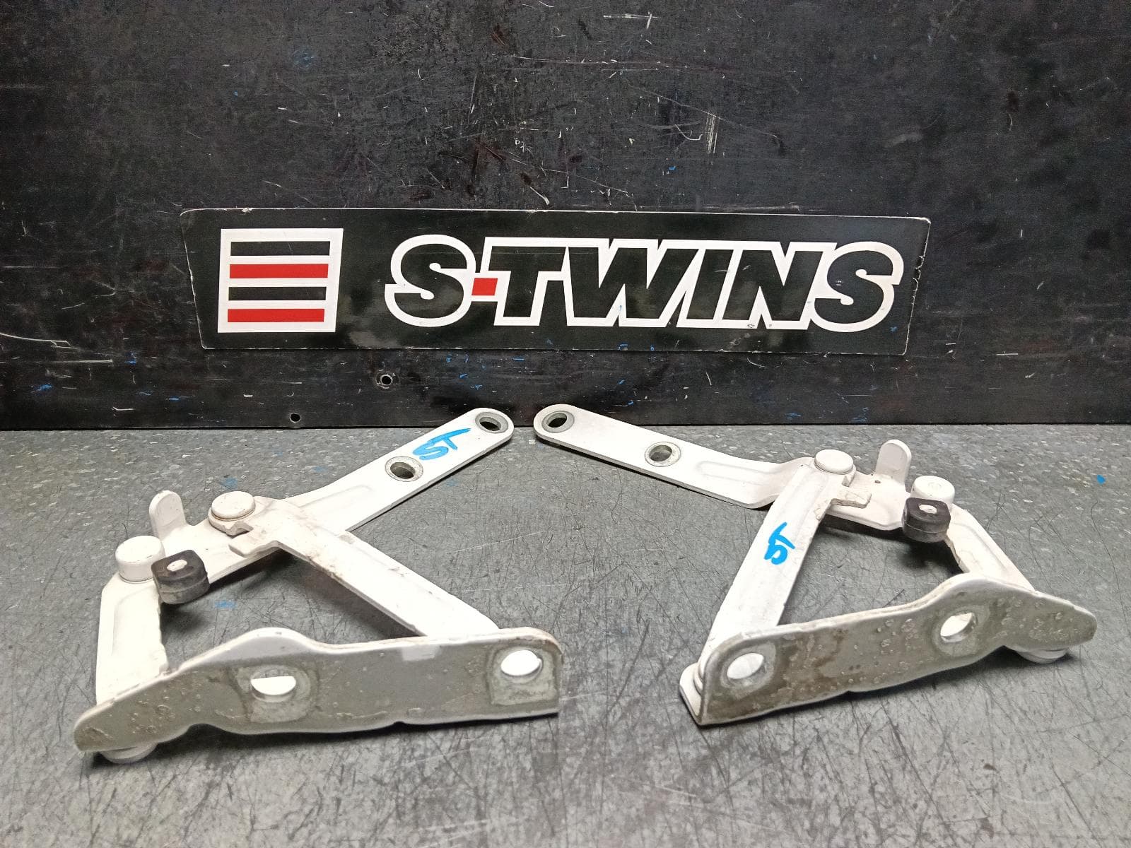 Used auto part listing image: 2019 VOLKSWAGEN TRANSPORTER BONNET HINGE STRUT T6, HINGES (PAIR), 07/15-08/24 0000398662