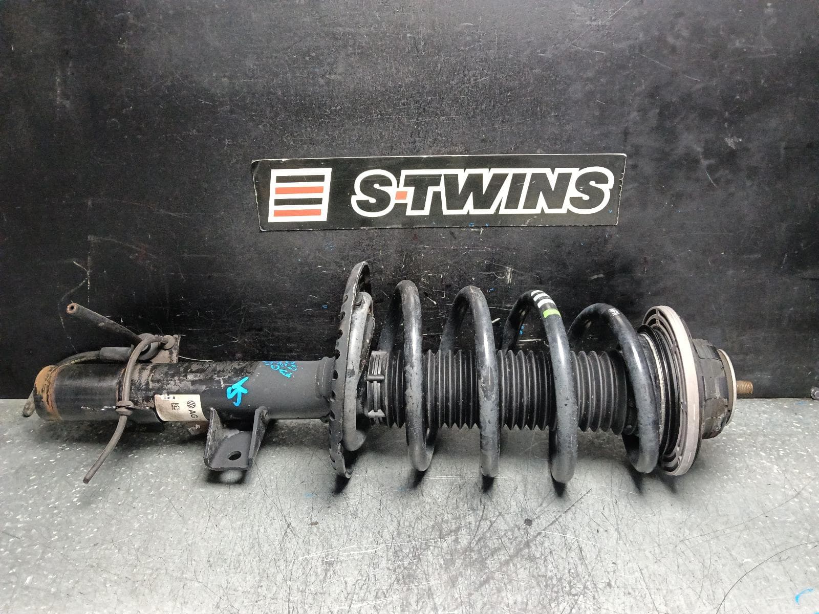 Used auto part listing image: 2019 VOLKSWAGEN TRANSPORTER RIGHT FRONT STRUT T6, 2.0, DIESEL, 07/15-08/24 0000398674